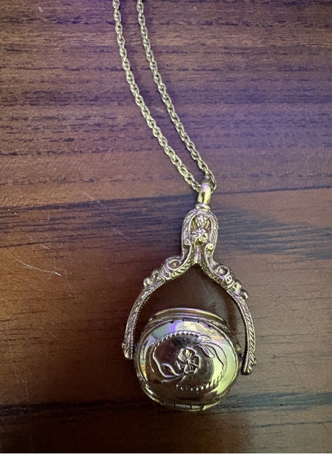 1928 Gold Spinner Floral Locket Pendant Necklace