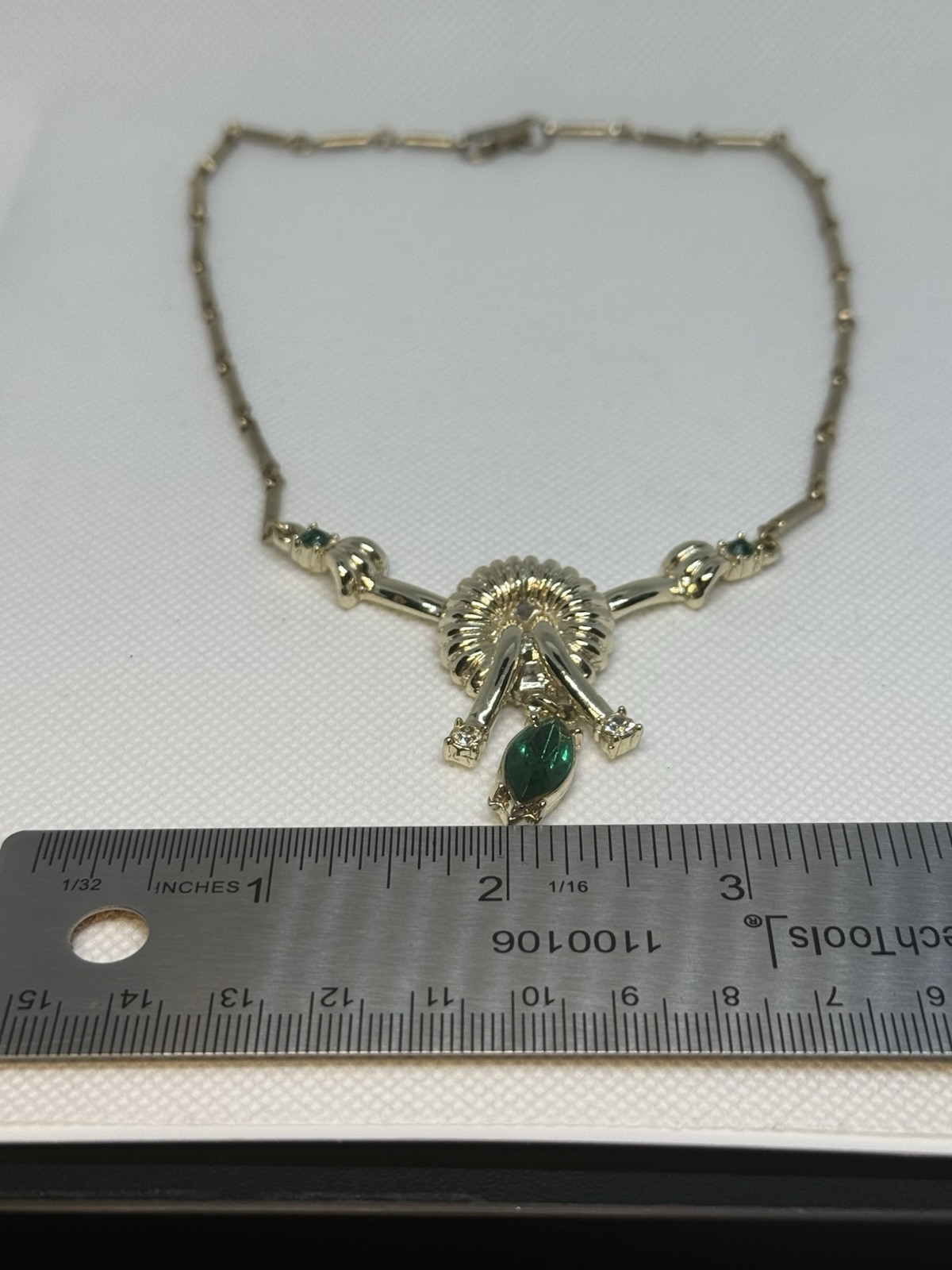 Vintage 40s-50s gold tone nesklatse, green rnestones accents 16in, Lock box