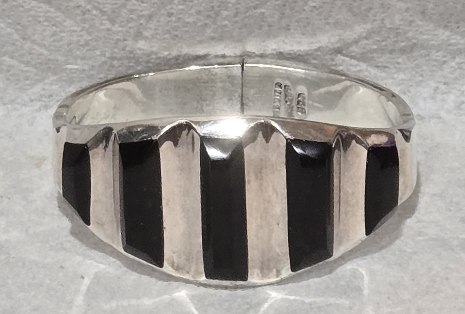 1980s TN-177 MEXICAN MODERNIST Sterling Silver Black Onyx Hinged Clamp Bracelet