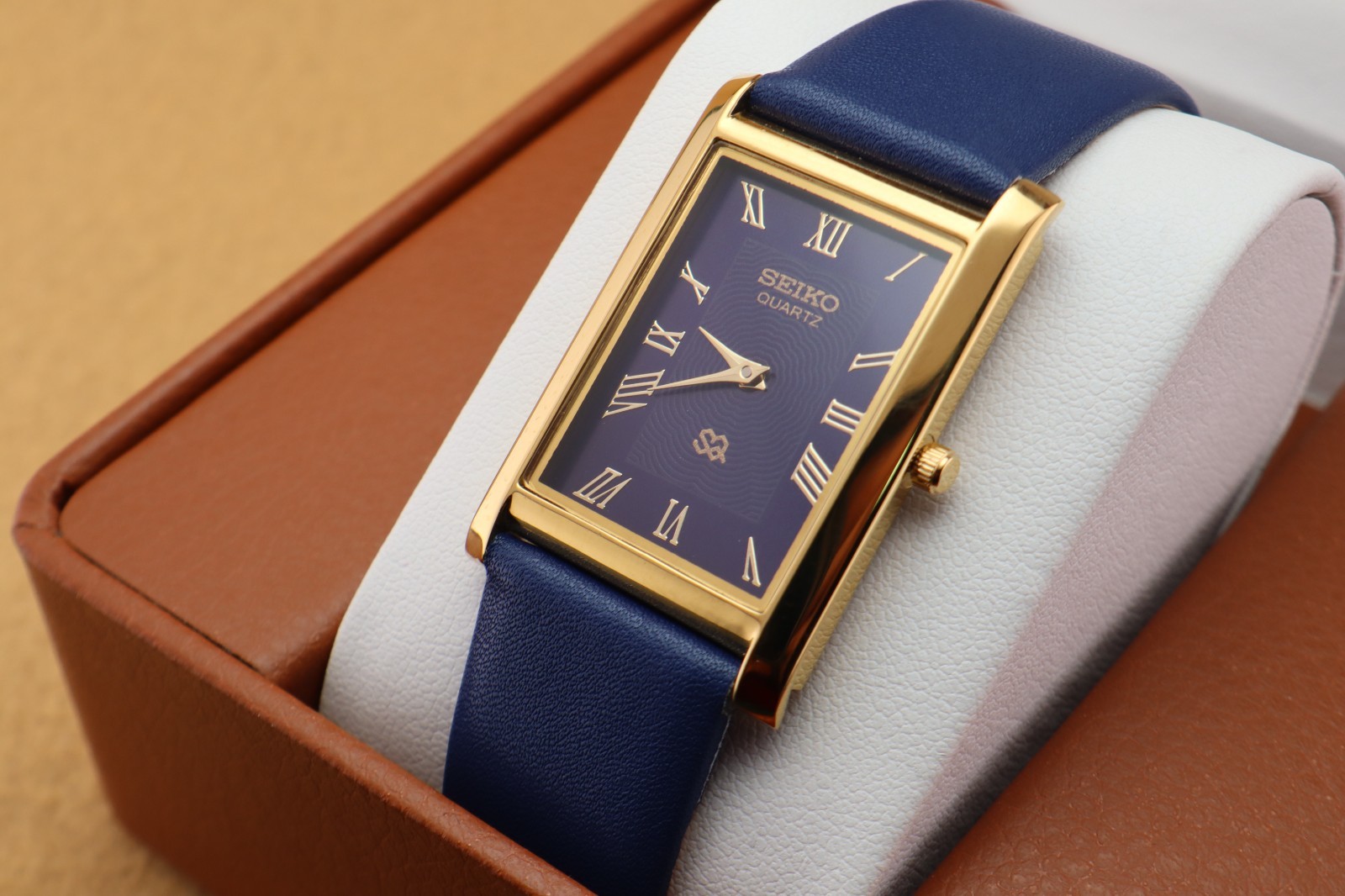 Vintage Seiko Slim Quartz Men’s Wrist Watch Blue Dial with Blue Strap.