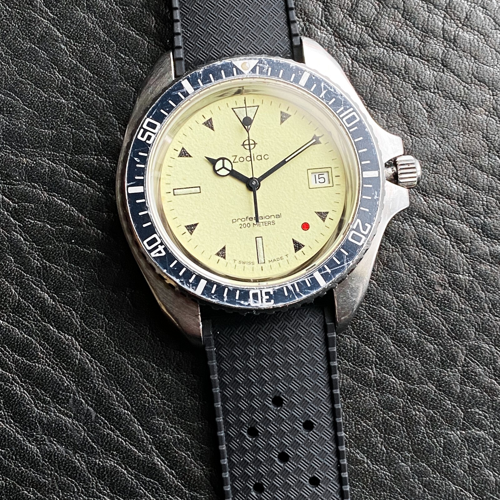 EXCELLENT ZODIAC VINTAGE RED POINT RED DOT 106.21.07 QUARTZ DIVER SWISS