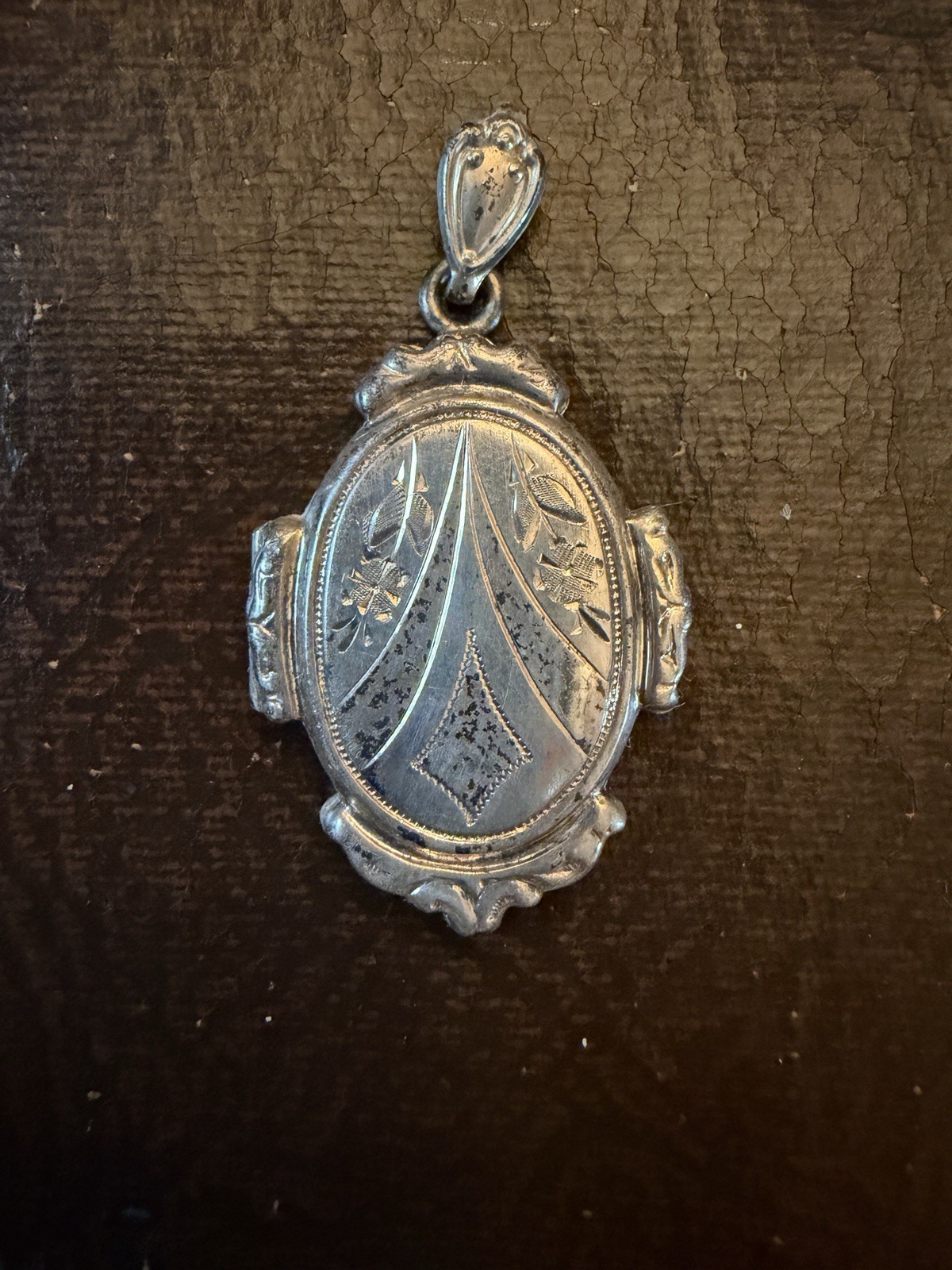 Antique Sterling Silver Locket By Bliss Brothers Co. c.1905–1925 Etched