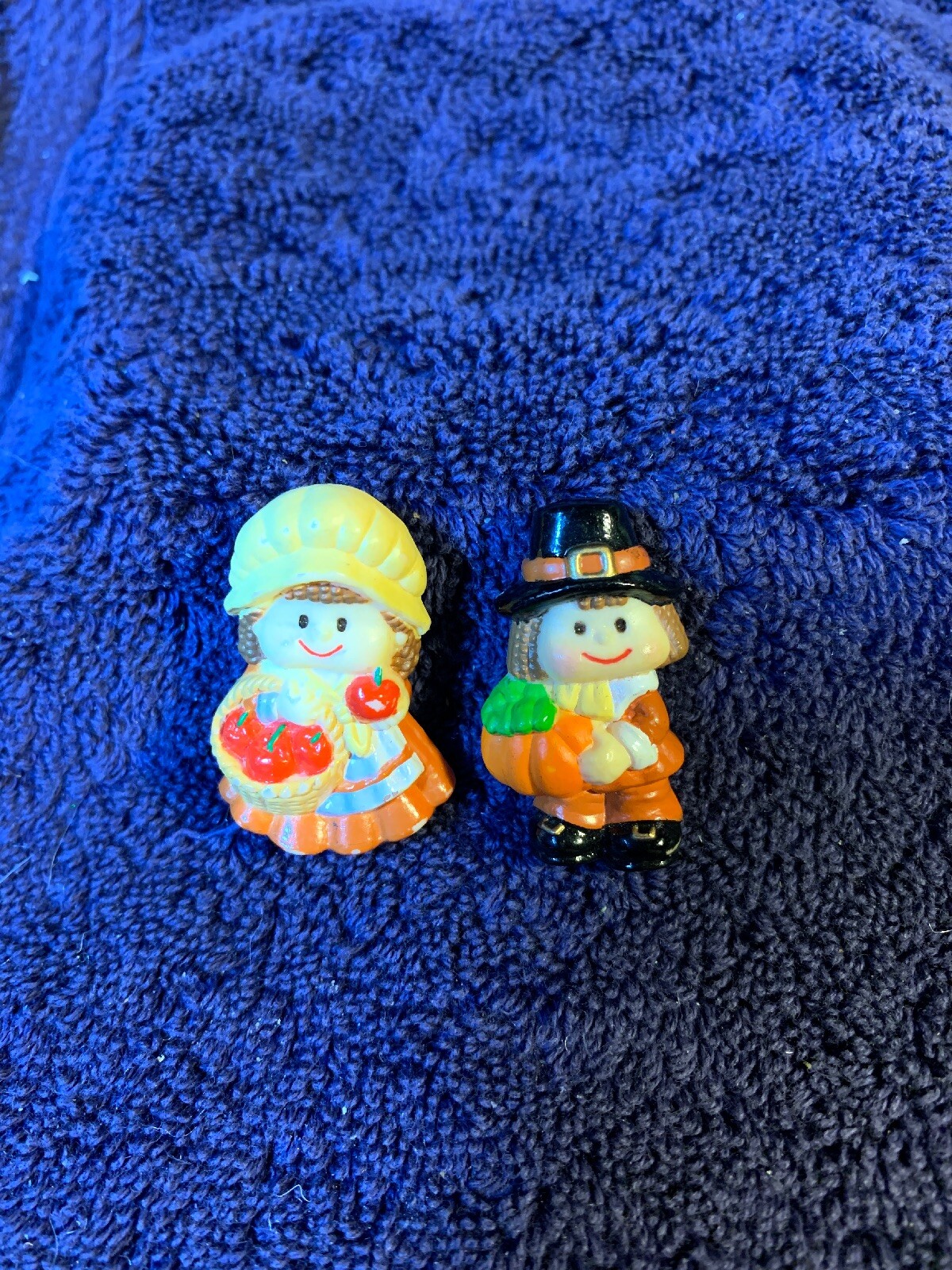 2 PLASTIC PILGRIMS PINS MALE AND FEMALE BY RUSS 1” Cute Character Pins