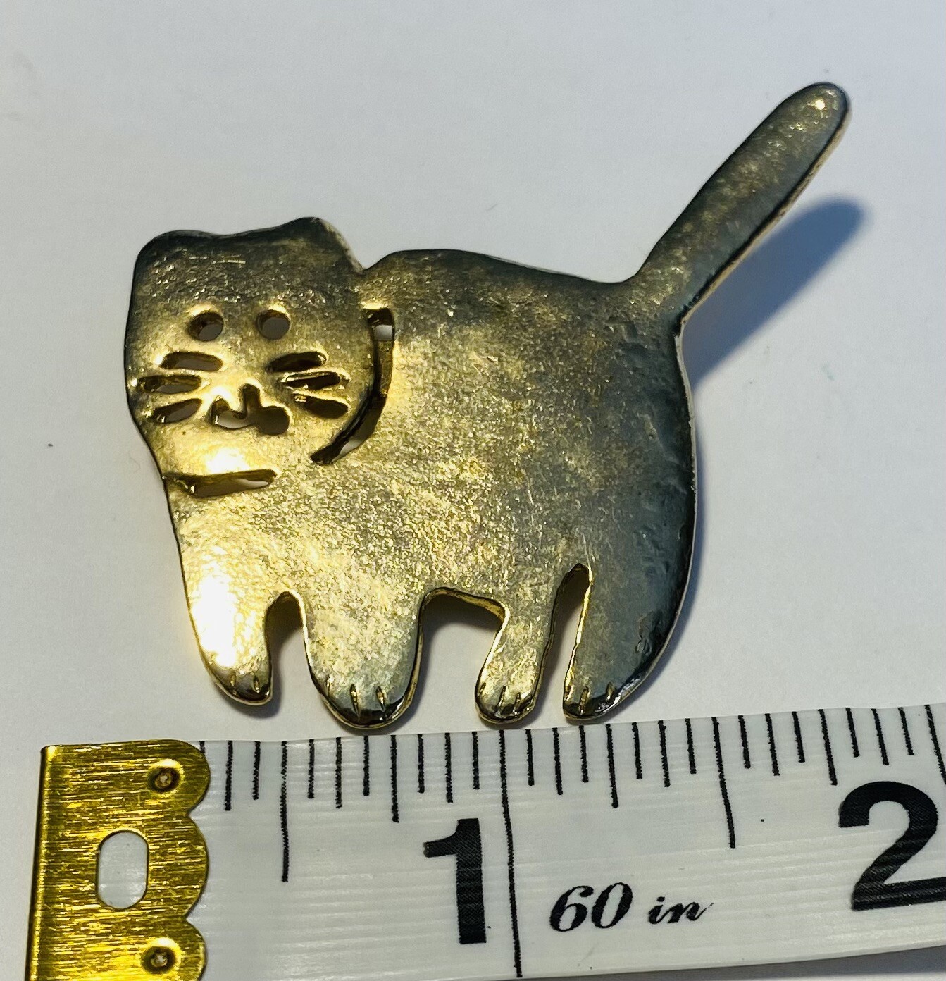 Vintage 1980’s Gold Tone Cat Brooch Pin Figural Jewelry Kitten Kitty 890