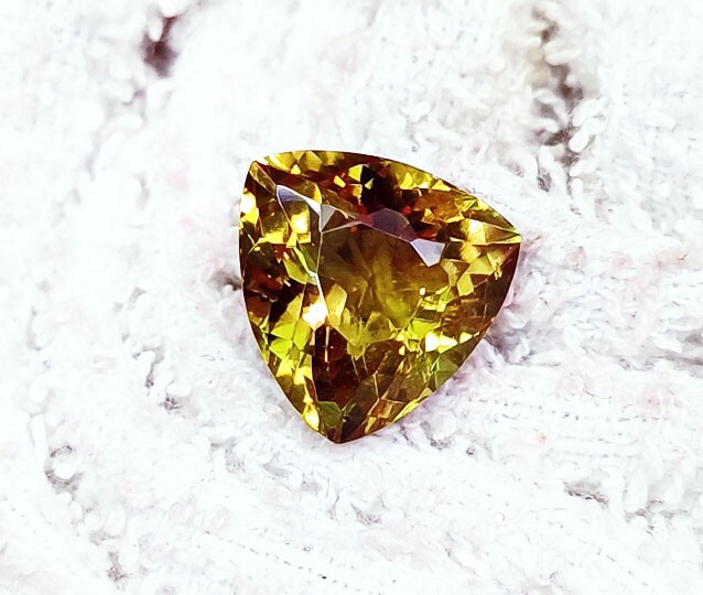 Certified Zultanite Color Changing Trillion Cut 9.60 Ct Loose Gemstone Best sale