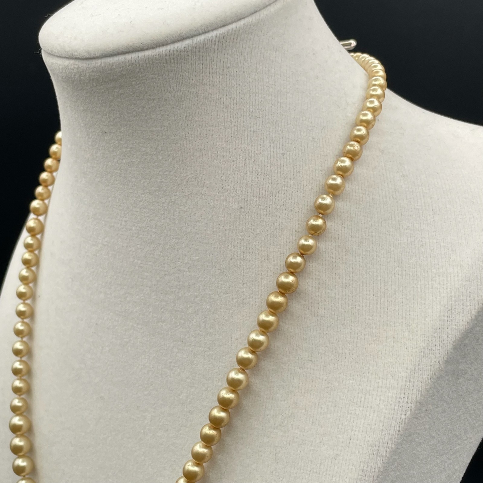 Vintage Cream Classic Fashion Graduated Pearl Beaded Push Lock Necklace