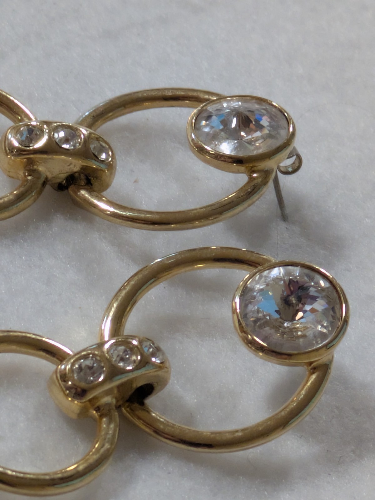 VINTAGE BIJOUX DESIGNS NEW YORK GOLD TONE TEARDROP PIERCED DROP EARRING STUNNING