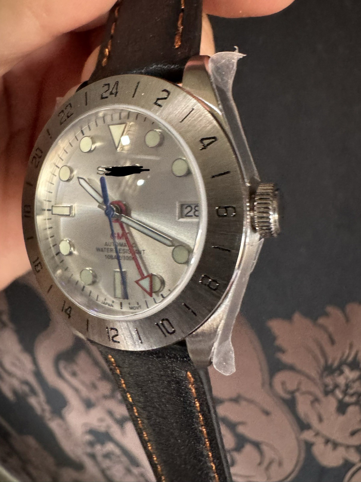CUSTOM – MOD – GMT watch with S logo and original S NH 34 movement.