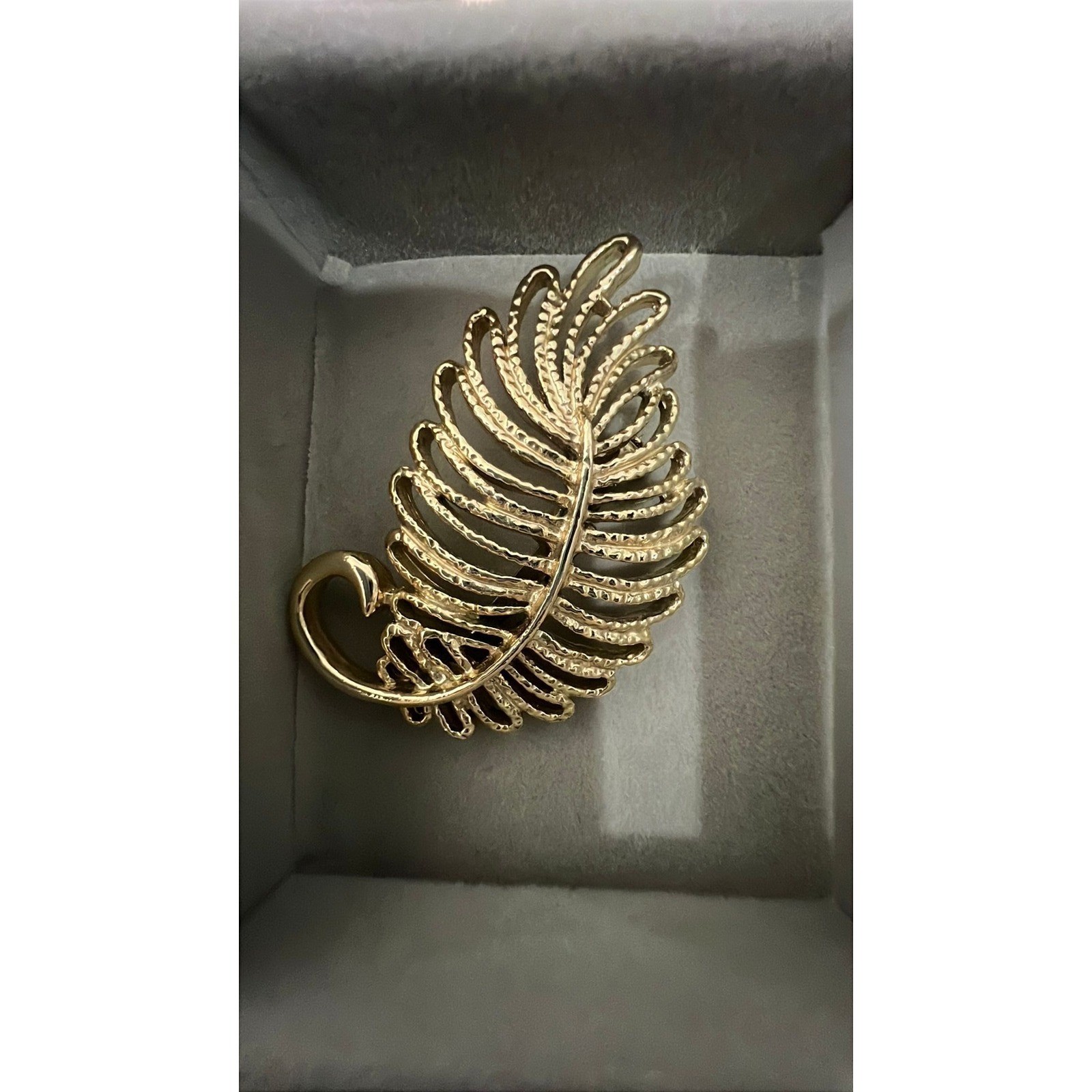 Gerry’s signed gold-tone leaf brooch pin