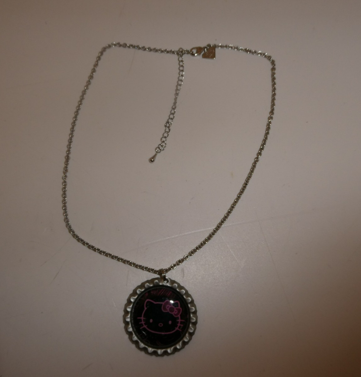 VTG Defunct Cookie Lee Hello Kitty Bottlecap Design Pendant 14″ Necklace Jewelry
