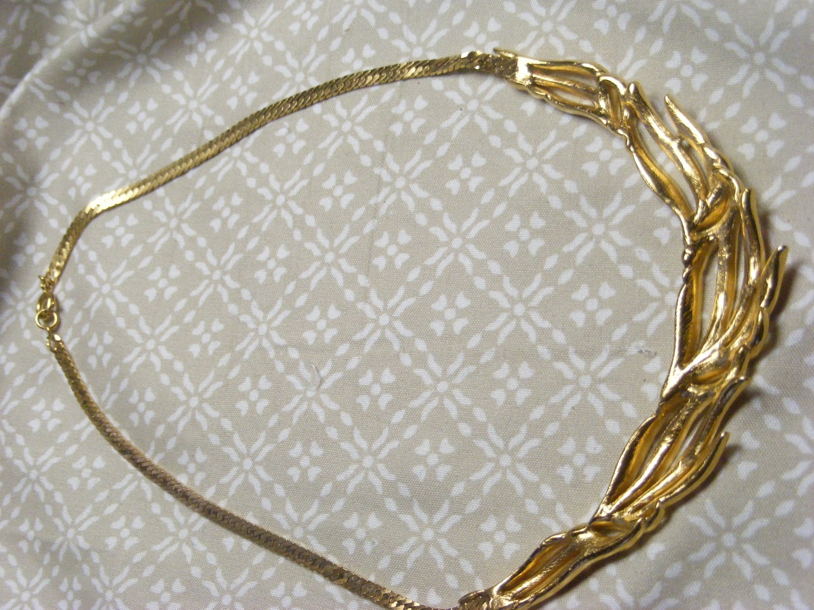 70S TRIFARI NECKLACE RED ENAMEL FEATHER GOLD SERPENTINE CHAIN DISCO ERA JEWELRY