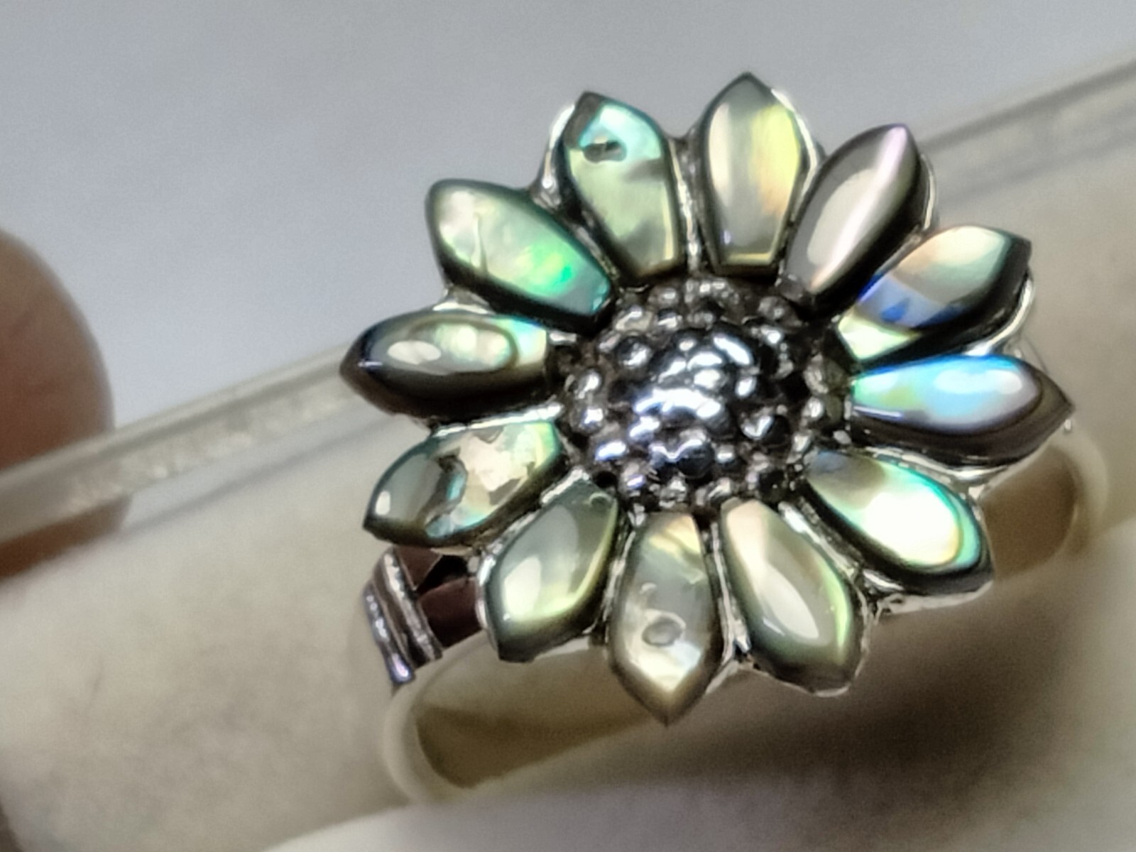 ABALONE SHELL INLAYS IN FLOWER SHAPE STERLING SILVER.925 RING SIZE 9.0-9.25!