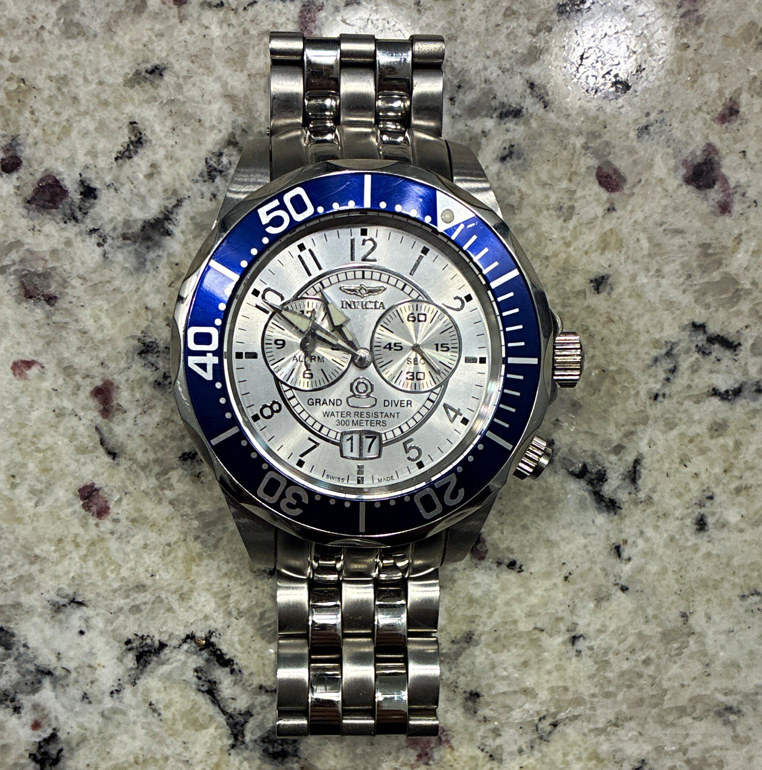 Invicta Grand Diver WITH ALARM Men’s Chronograph Quartz 300m 47mm Silver Blue
