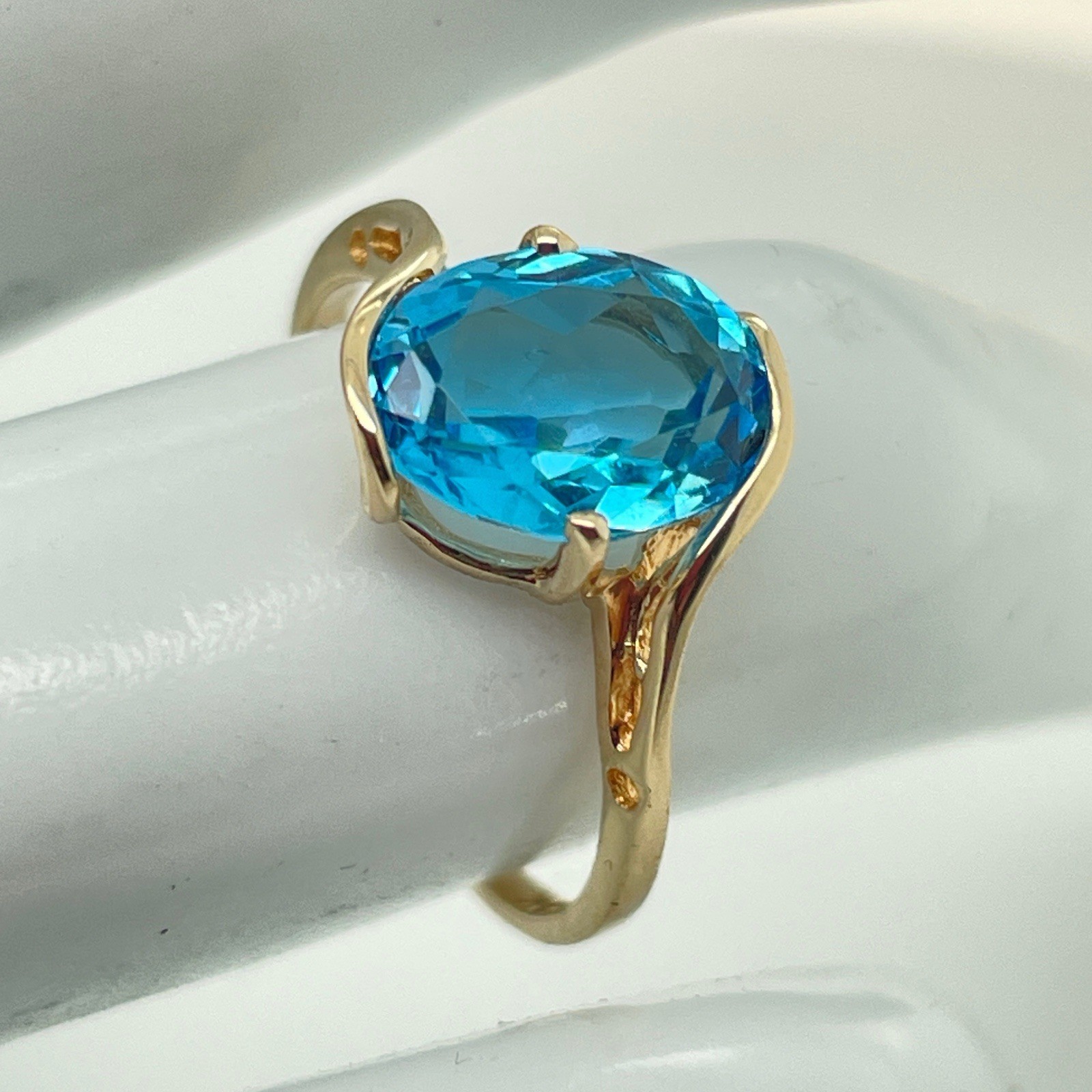 10k Yellow Gold Oval9.2mm by 7.2mm Blue Topaz Ring Size 6 1/4 – 1.7 Grams