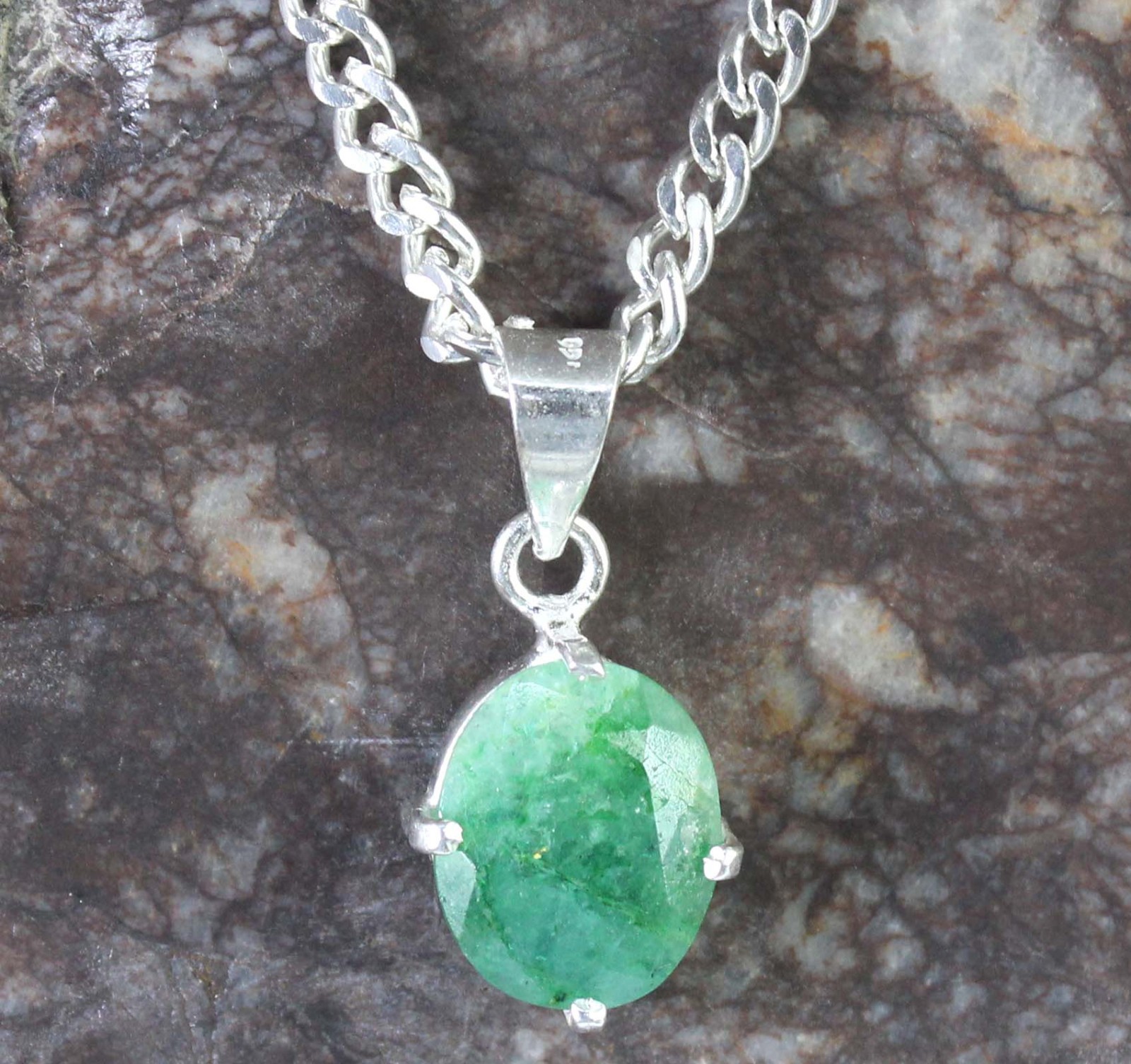 Green Emerald 6.90 Ct Natural Oval Gemstone Certified Pendant Latest Collection
