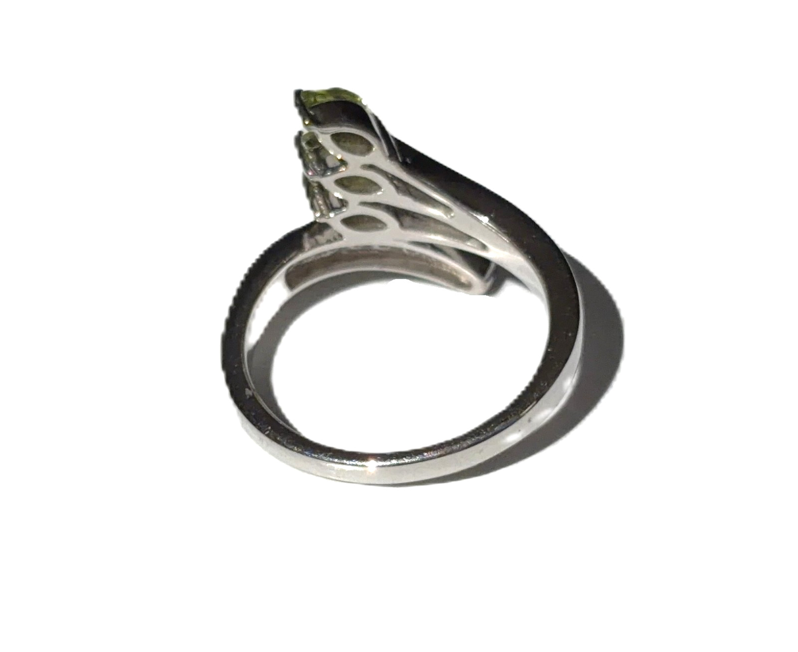 Women’s Ring Dainty Green 3 Peridot Zircon Contemporary Statement Ring (9) NEW!