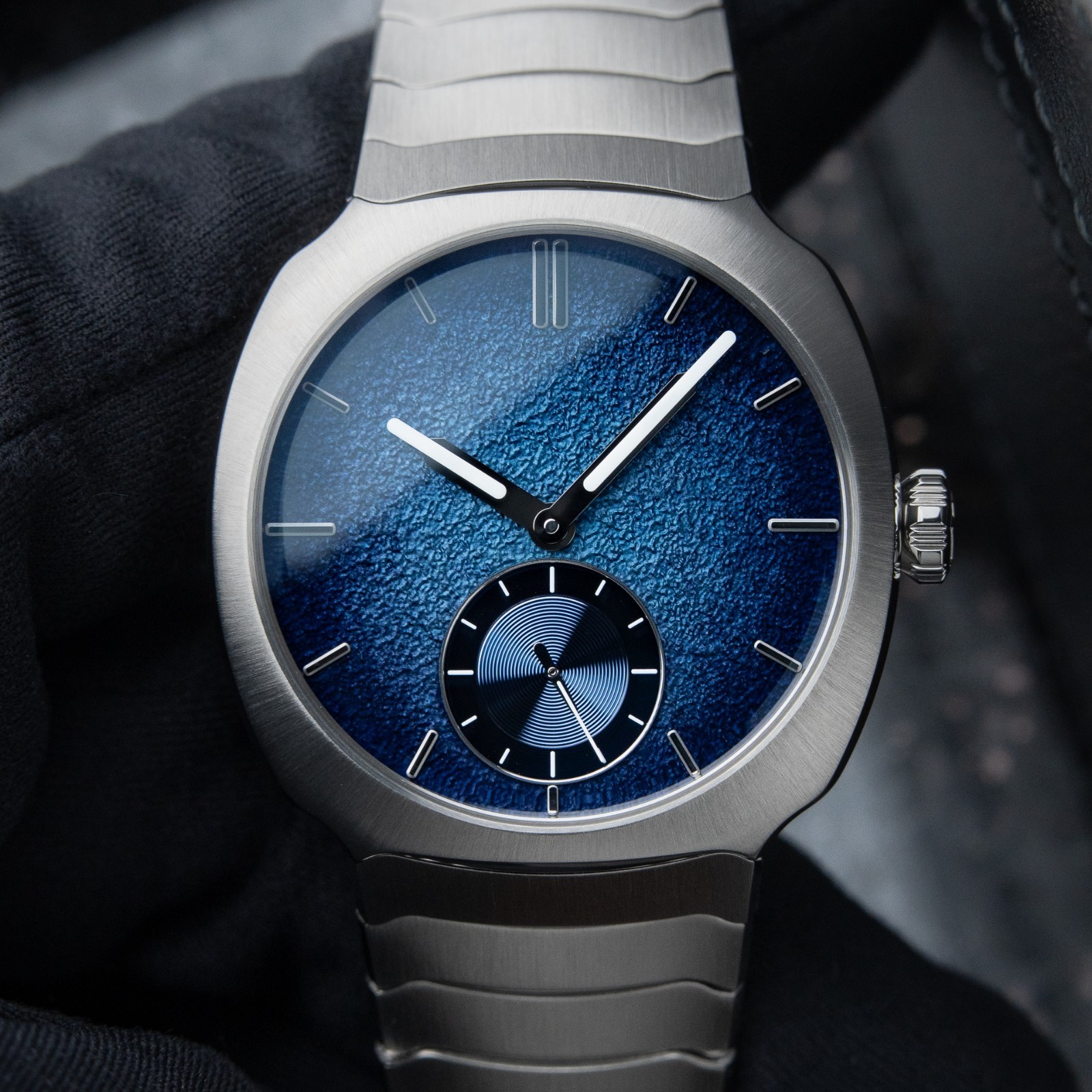 H.Moser & Cie. Streamliner UNWORN Q3/2026 Small Seconds Blue Enamel Steel Watch