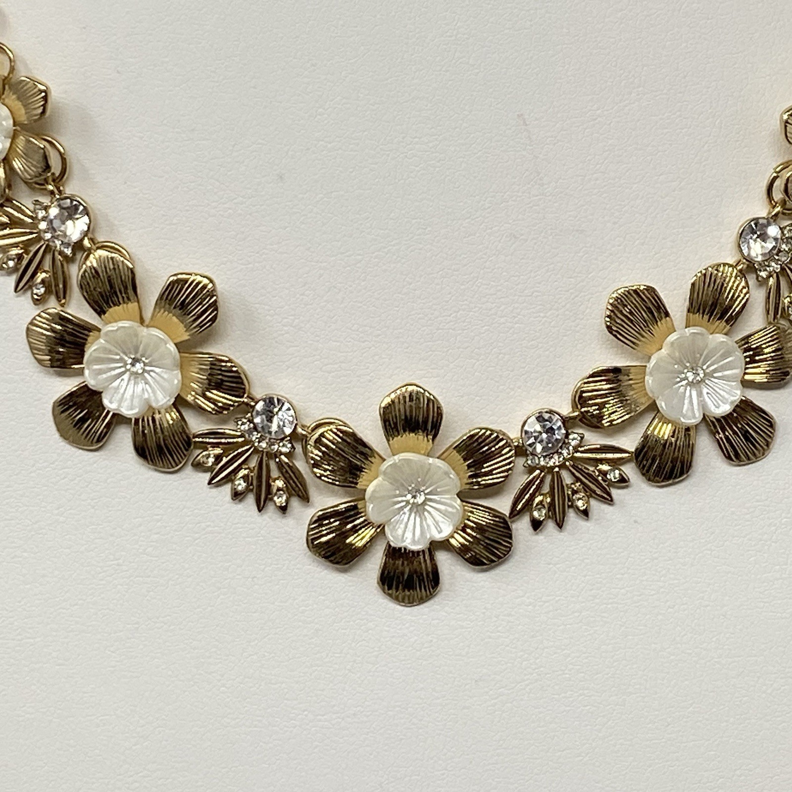 Gold Tone Chain Necklace Flower Links Collar Rhinestone Center Summer 20″