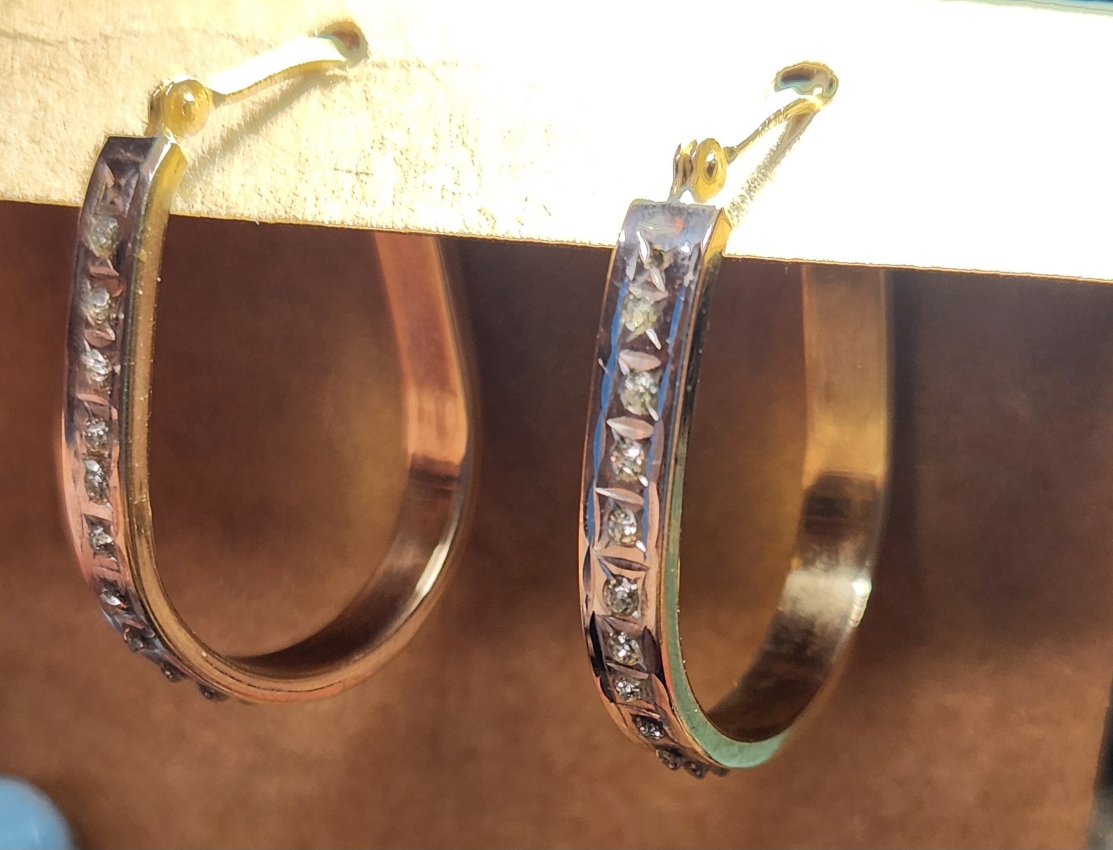 10 KT GOLD 1 In Hoop Earrings Tiny Diamond Accents 1.37 Grams #359