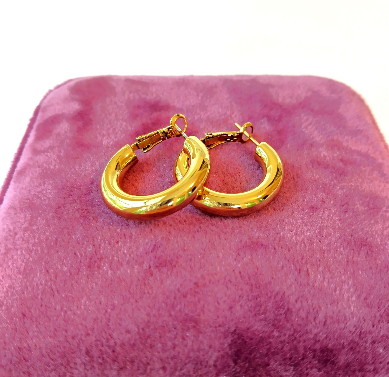 Elegant Gold Hoop Earrings / 1.7 cm