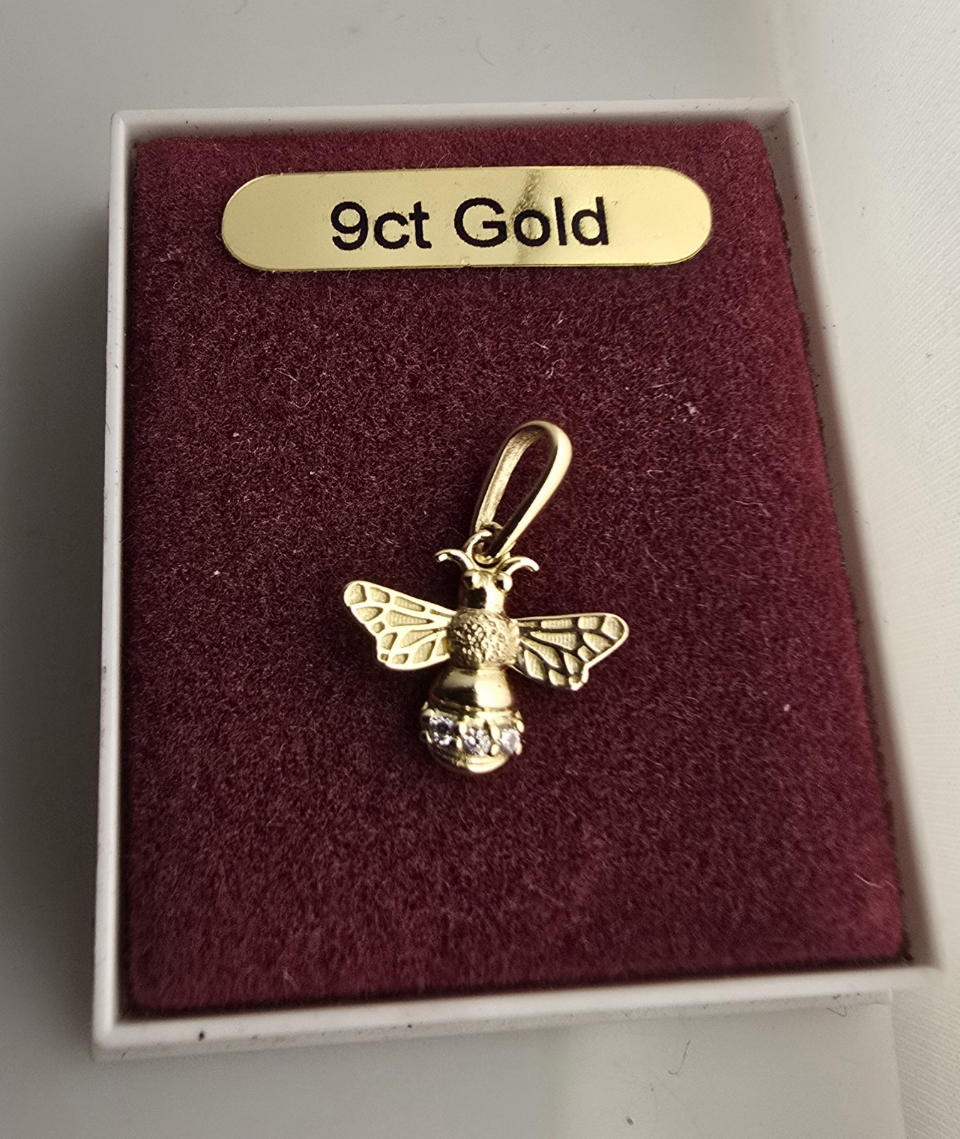 9carat yellow gold 375, small bee pendant, cubic Zirconia set, 1.4 × 1.2 cm