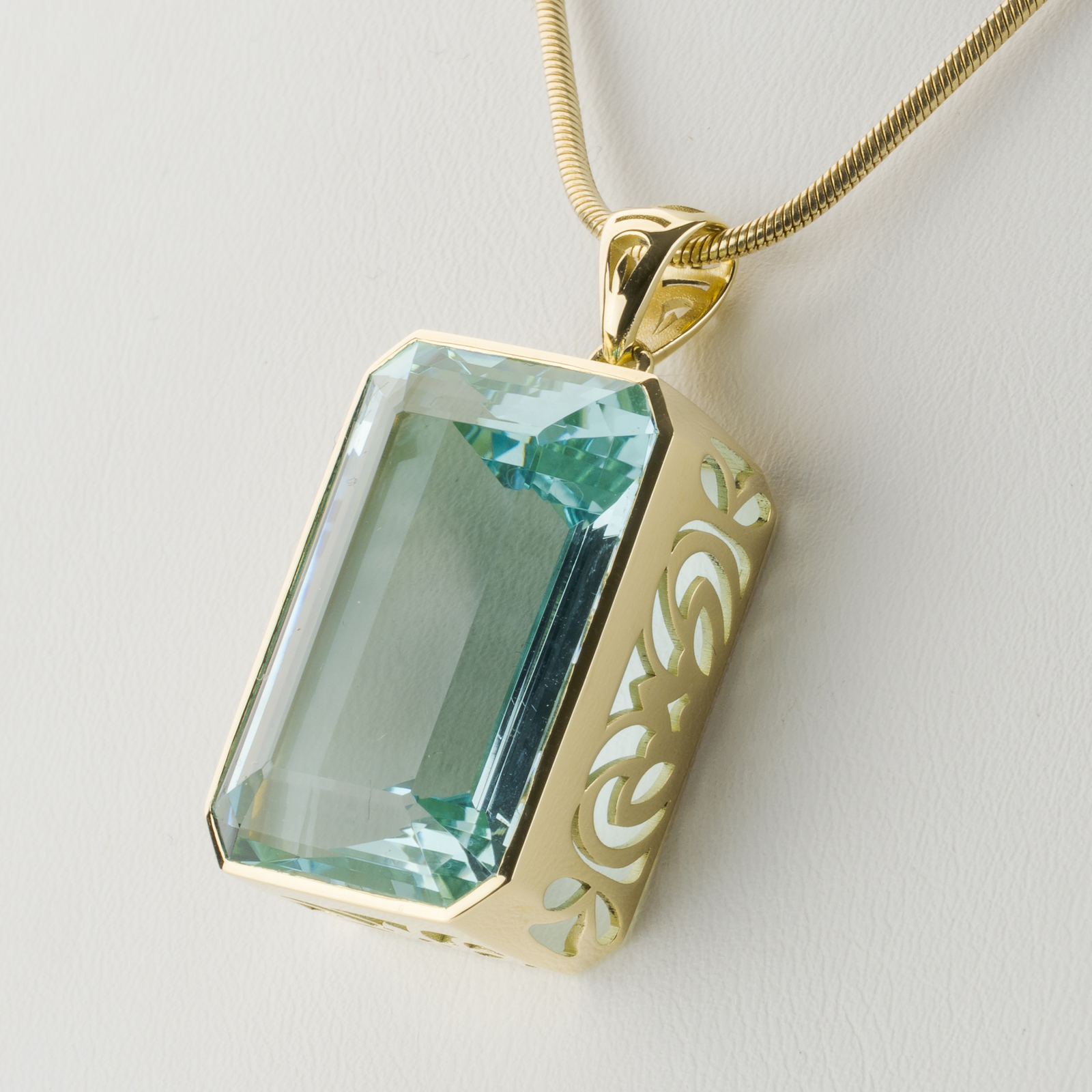 14k gold pendant with an aquamarine