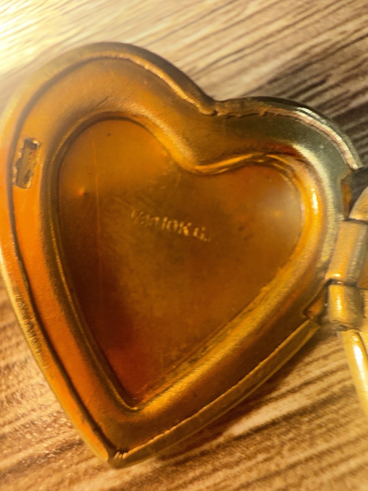(Vintage)Heart-Shaped Hinged Photo Locket Pendant Gold Tone Metal
