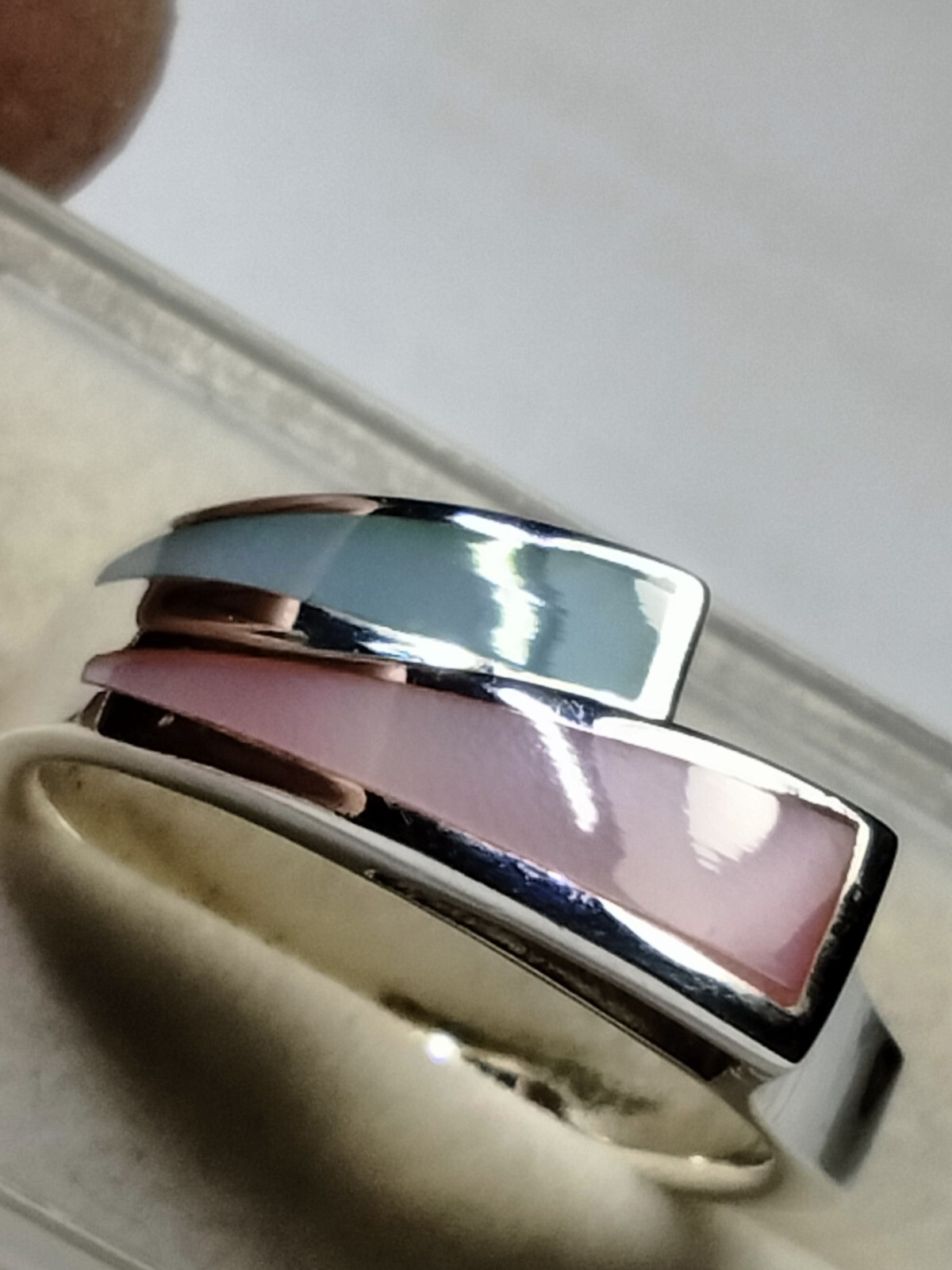 CHARMING MOP INLAYS IN TRENDY STERLING SILVER.925 RING SIZE 8.75-9.0