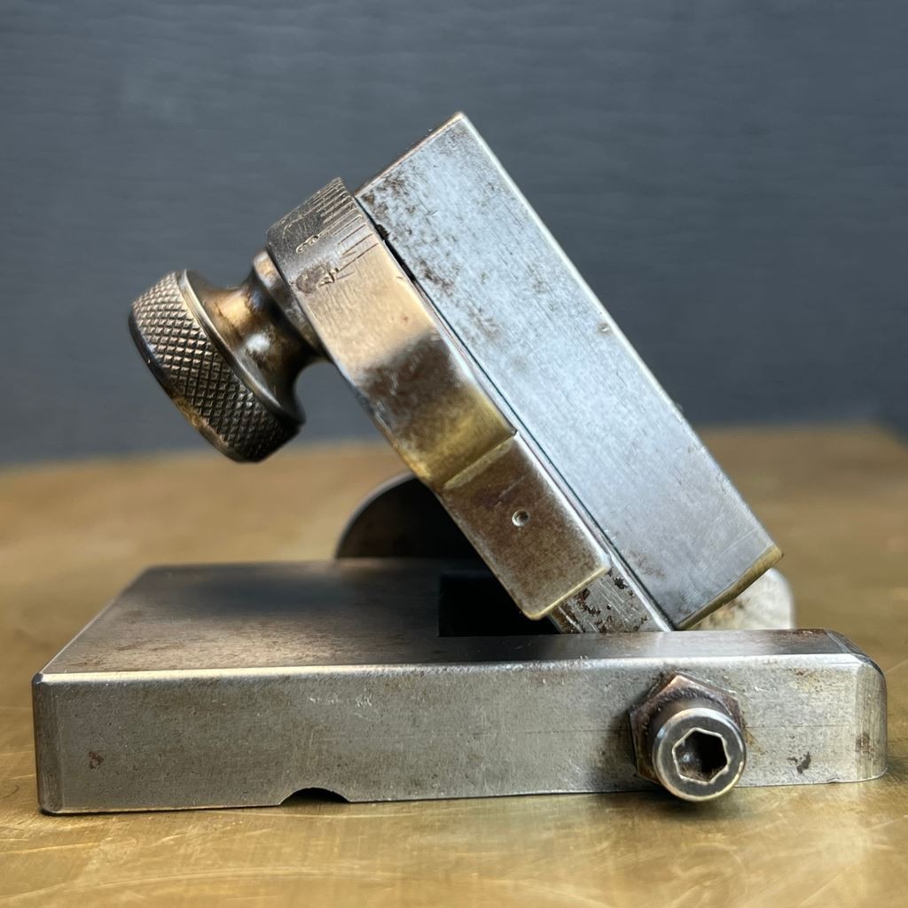 Engine Turning Goniostat
