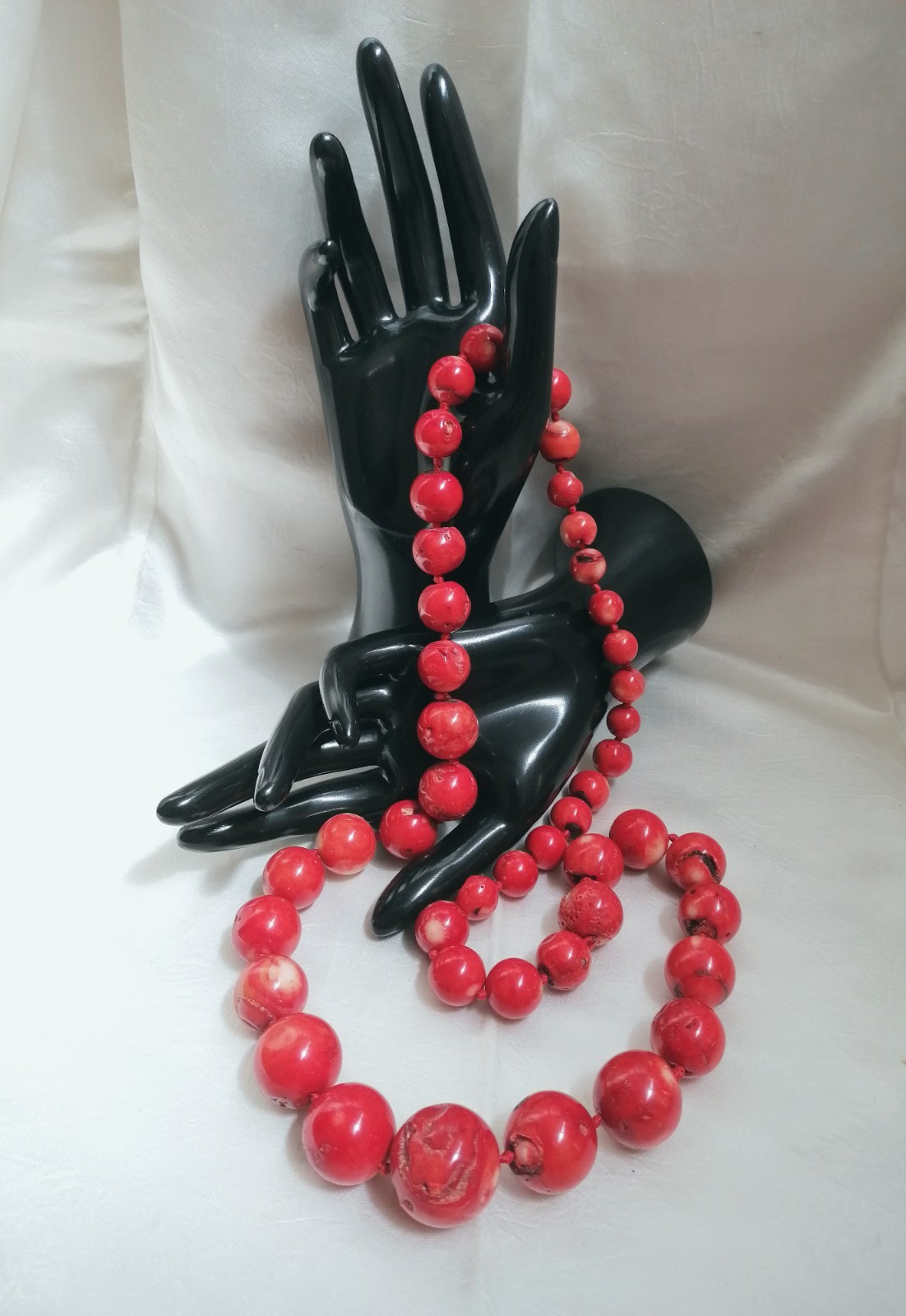 SPECTACULAR RED BAMBOO CORAL MAXI BALL CLIMBING NECKLACE, NEW.