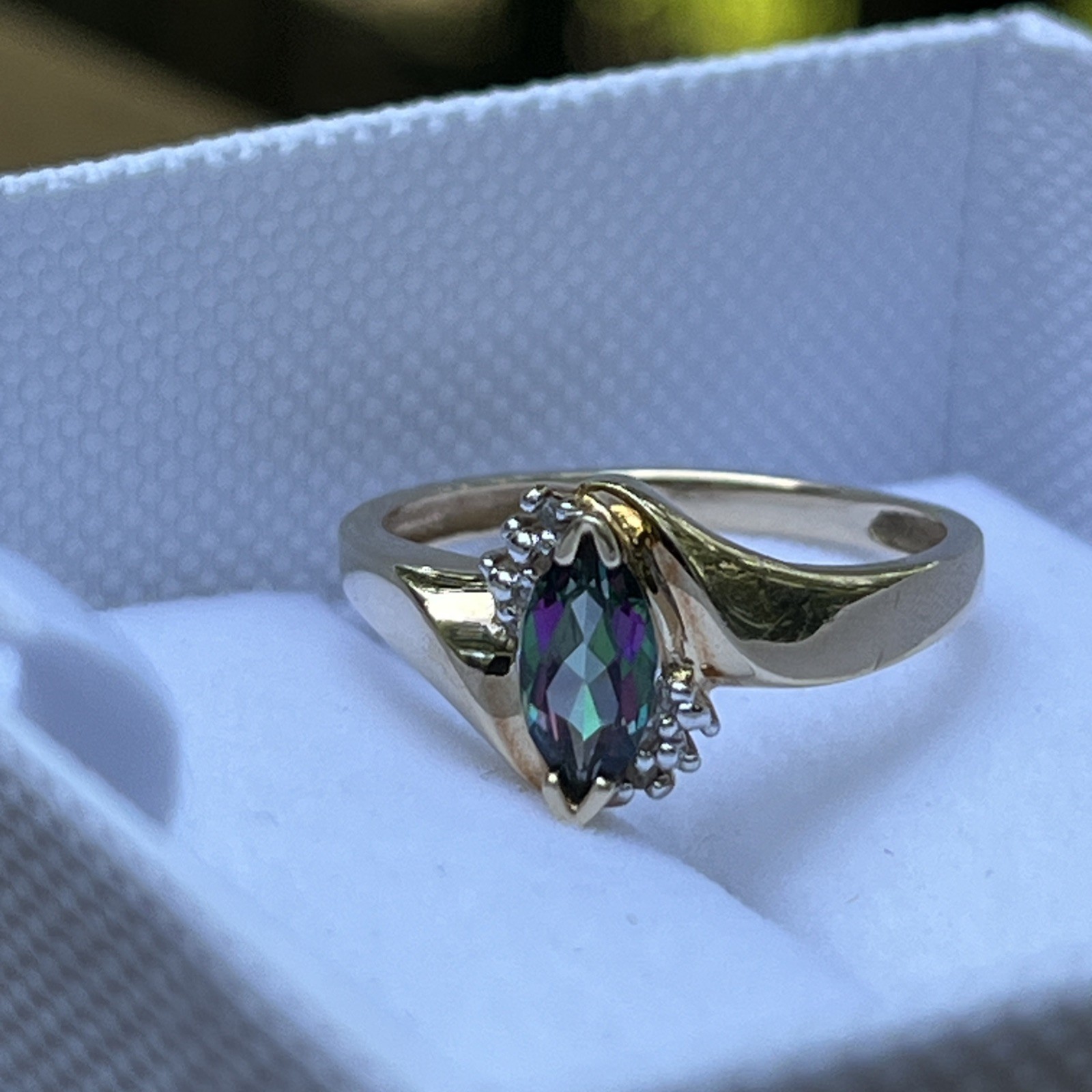 10k Solid Yellow Gold with Mystic Topaz Accent Ring Size 7; 2.4 grams, gorgeous