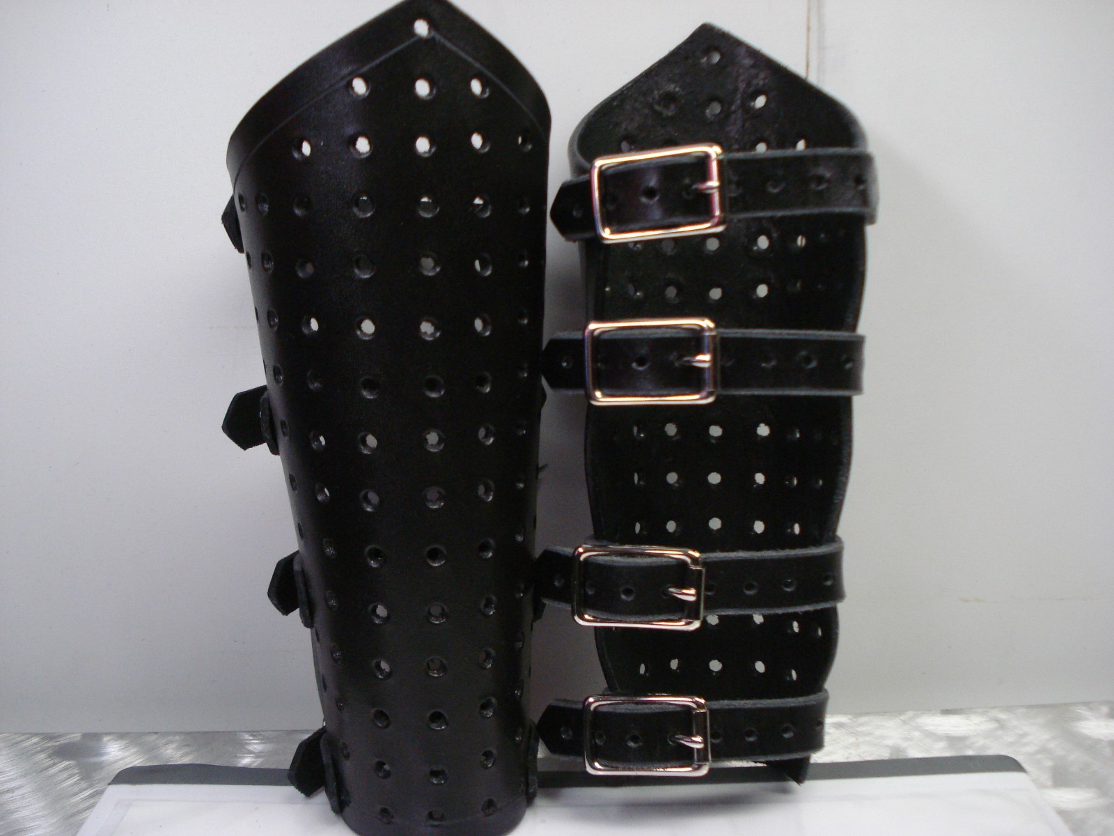 LEATHER PRE-PUNCHED UNISEX LEATHER GAUNTLET.BLACK METAL.(MDLUG0347)……FINLAND