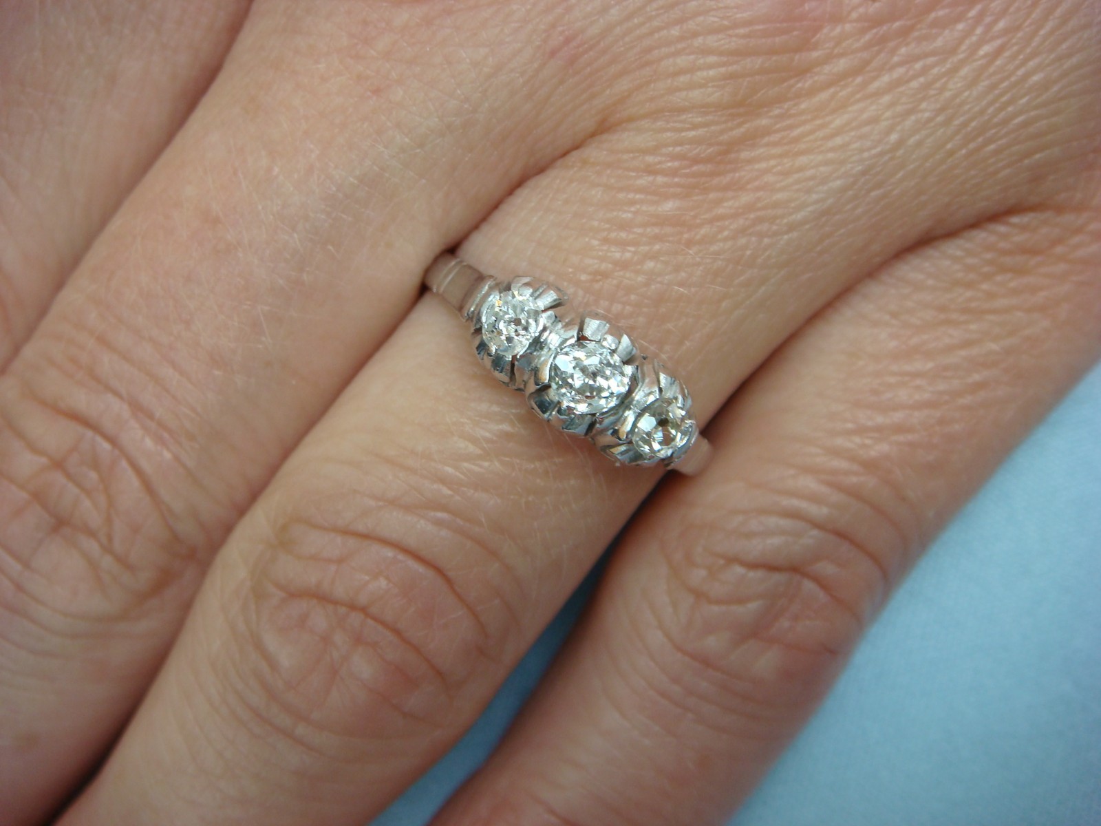 ANTIQUE 18 KT GOLD 3 OLD MINE CUT DIAMONDS SMALL ART-DECO LADIES RING.2.4 GRAMS