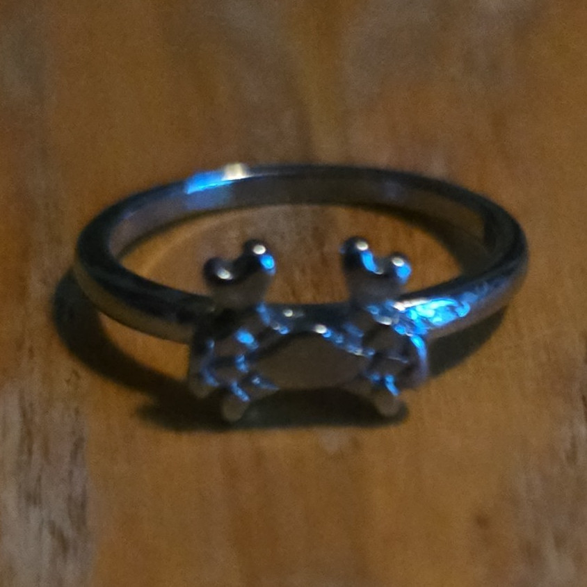 Silver Tone Metal Band Ring with Small Decorative Crab Detail Size 7