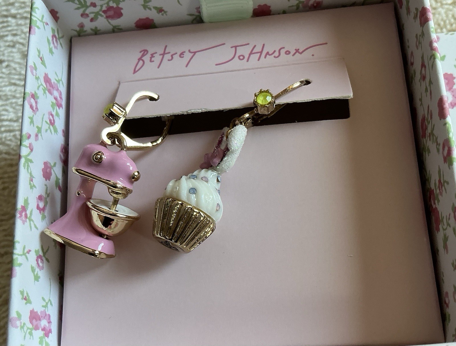 BETSEY JOHNSON Cupcake & Mixer Mismatch Pink & White Gold Drop Earrings – NEW!