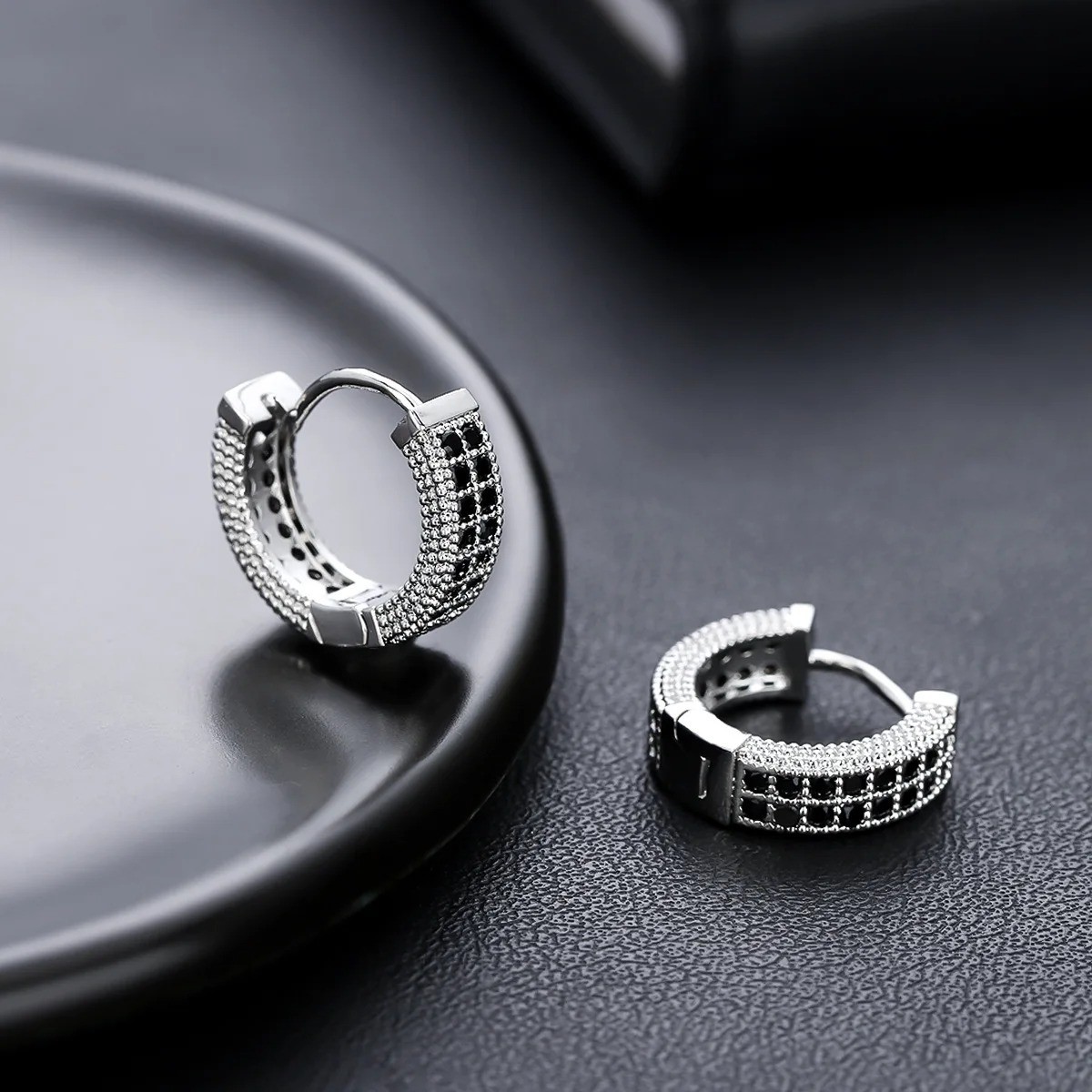 Pendientes aretes con simulado de diamantes chapados en oro para hombres