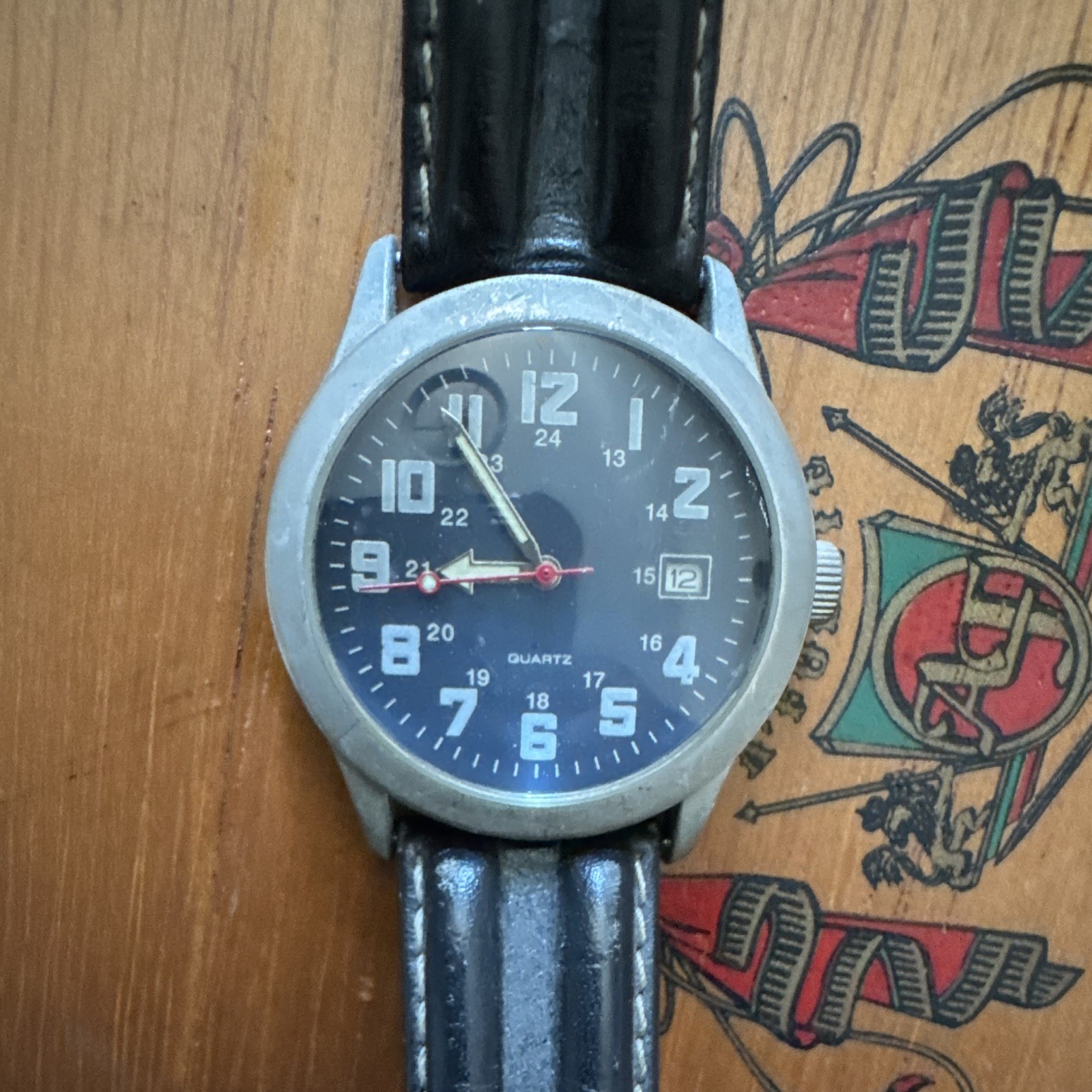 Quartz Analog Wristwatch Black Dial Date Silver Case Black Leather Strap Arabic