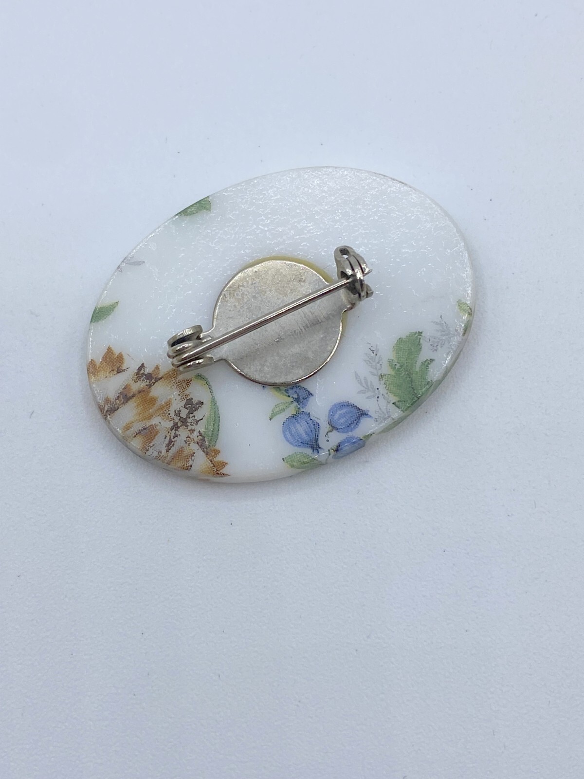 D4-3610 VINTAGE BROOCH SILVER PIN 1.6″ PAINTED ROUND FLOWER PENDANT