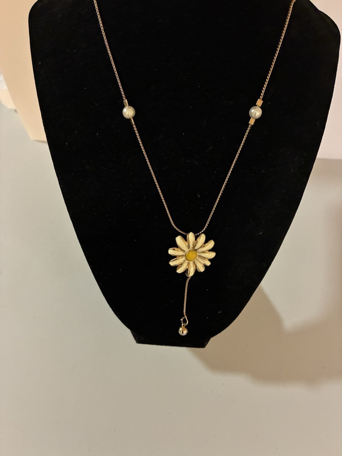 Gold Metal Daisy Flower Charm Pendant Necklace White Faux Pearls Adjustable