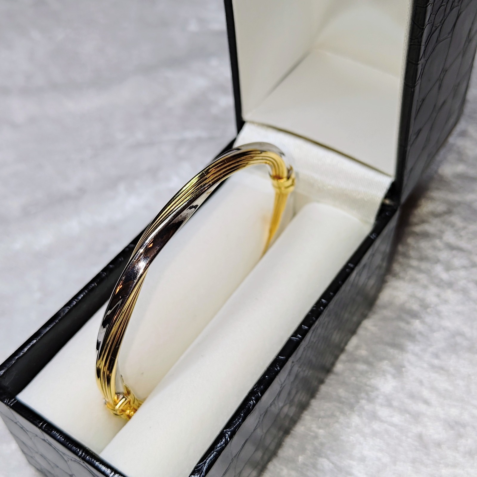 Stunning 9ct yellow & white gold twist hinged bangle with a locking clasp
