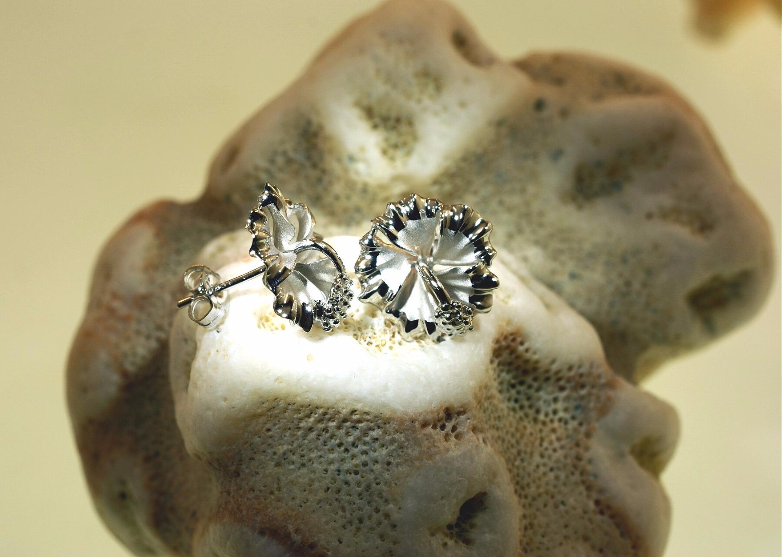 10MM-15MM RHODIUM PLATED 925 STER SILVER HAWAIIAN HIBISCUS FLOWER STUD EARRINGS