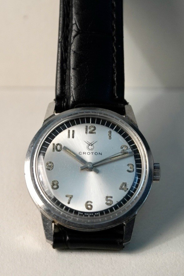 Croton Vintage Manual Wind 34mm Watch Silver Tuxedo Dial 17 Jewels Running