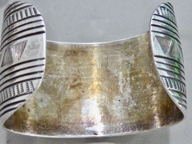 VINTAGE AMAZING NATIVE AMERICAN NAVAJO STAMPED DESIGN WIDE 1 5/8″ 925 BRACELET