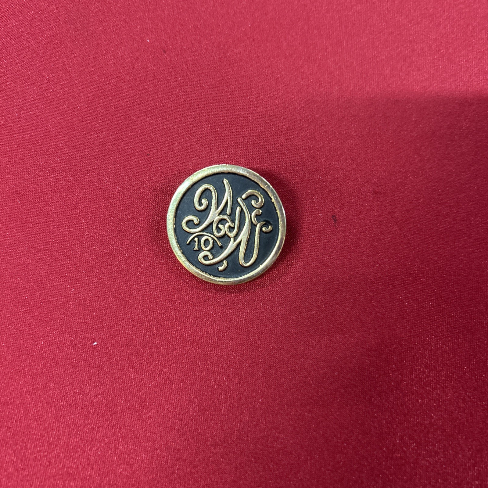Weight Watcher 10 LB Black And Gold Toned Lapel Pin