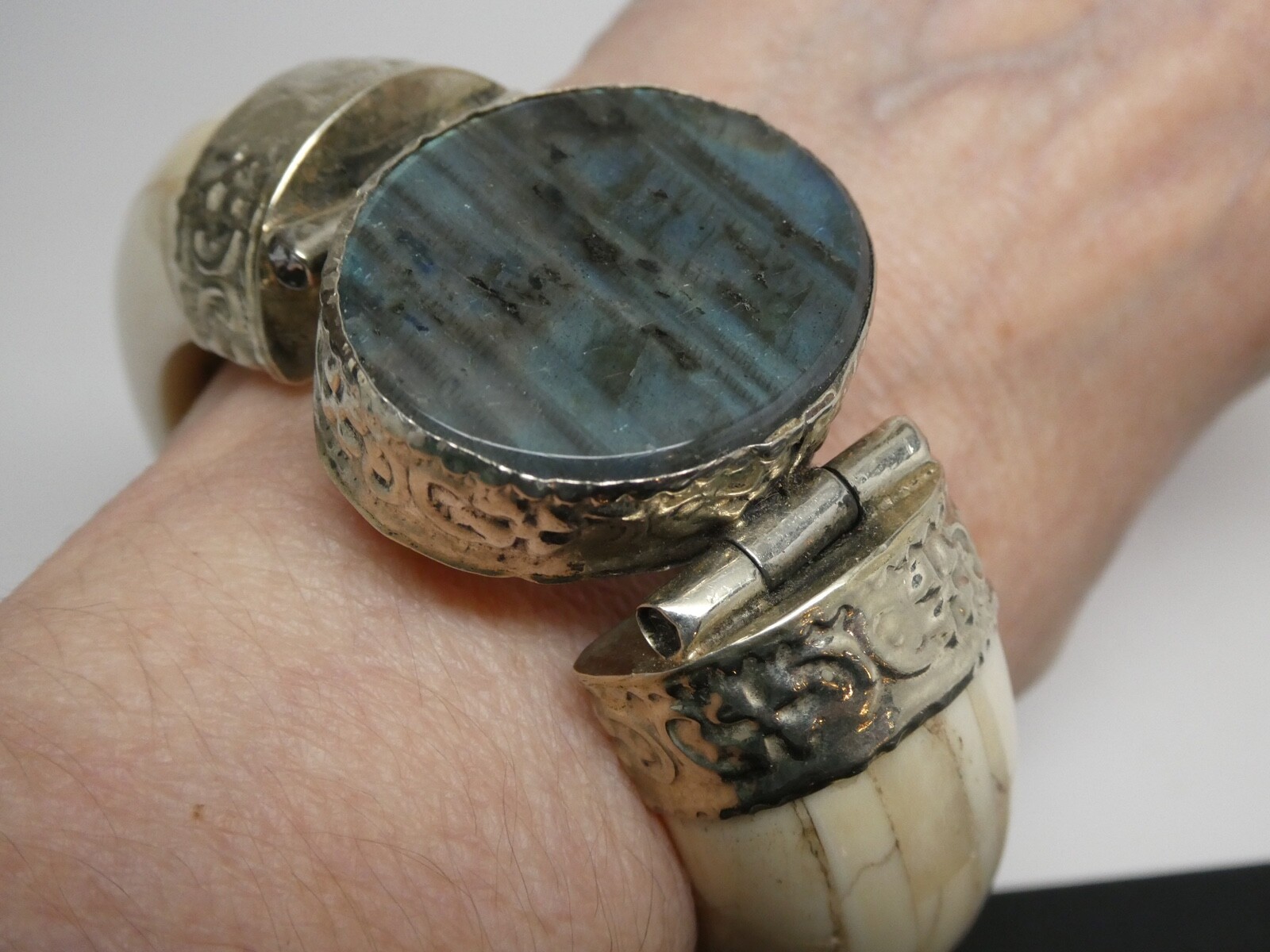 Vintage Water Buffalo Bone Labradorite Gemstone Hinged SP Bracelet Sz. 6.5″