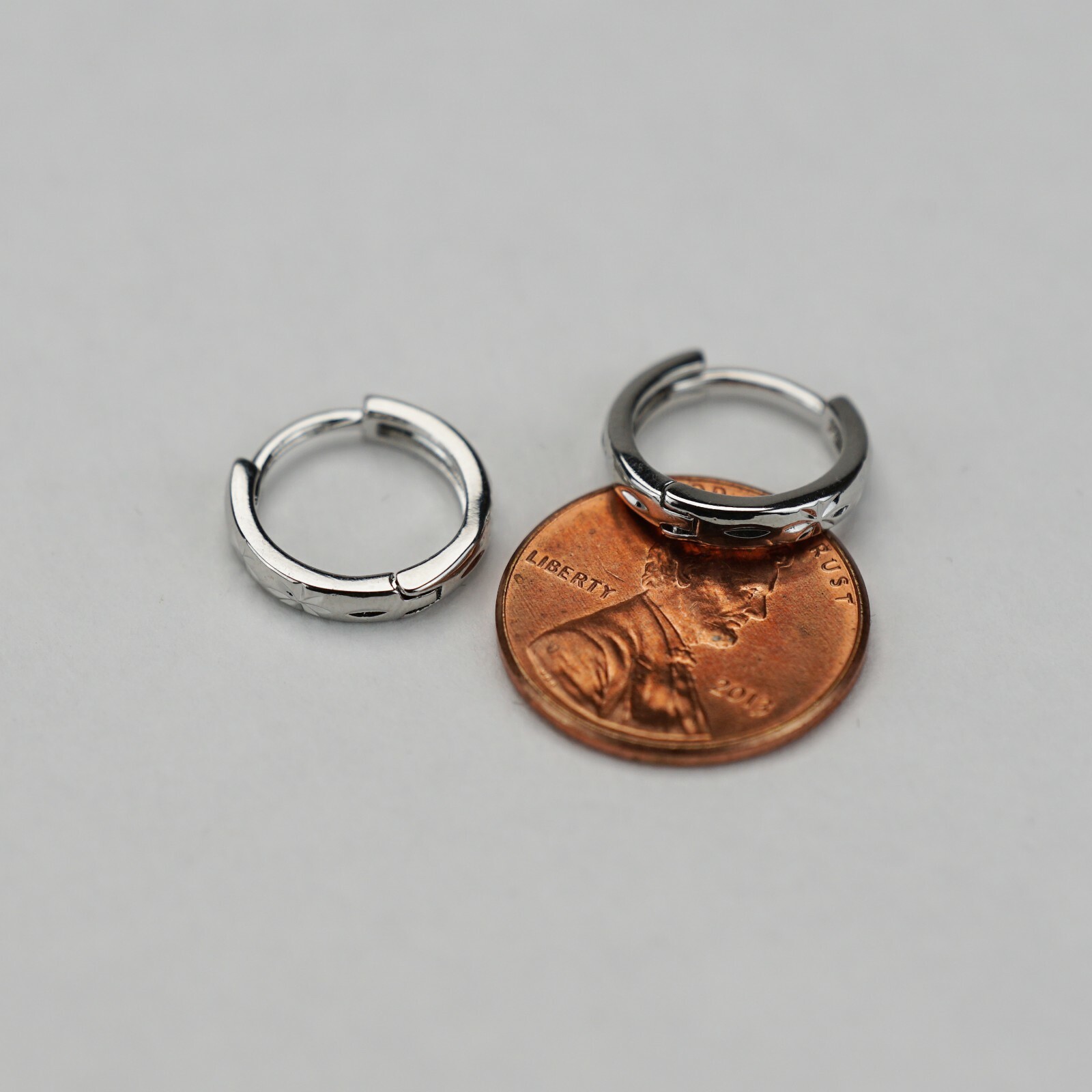 2Pcs Stainless Steel Retro Fashion Flower Hoop Huggie Stud Earrings Piercing