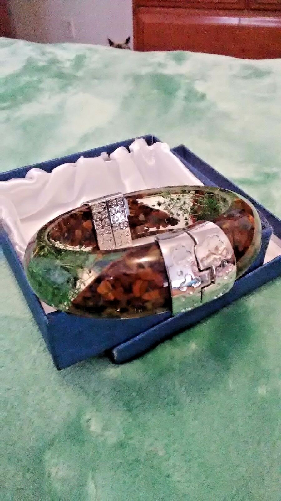 Bold South African Tigers Eye Chips Lucite Silver Tone Bangle (8 in) 100.00 cts