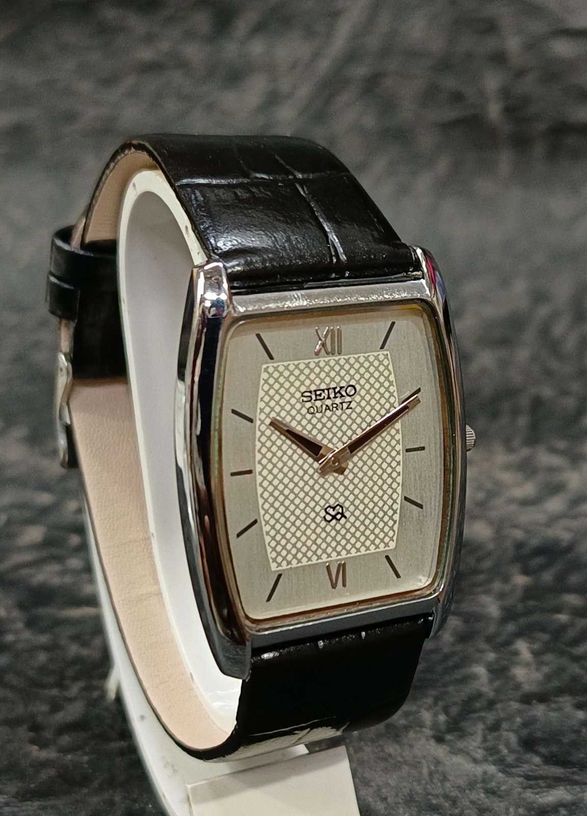 Vintage Seiko Quartz Slim Wristwatch Two Hands Classic Dress Watch Minimal Dial