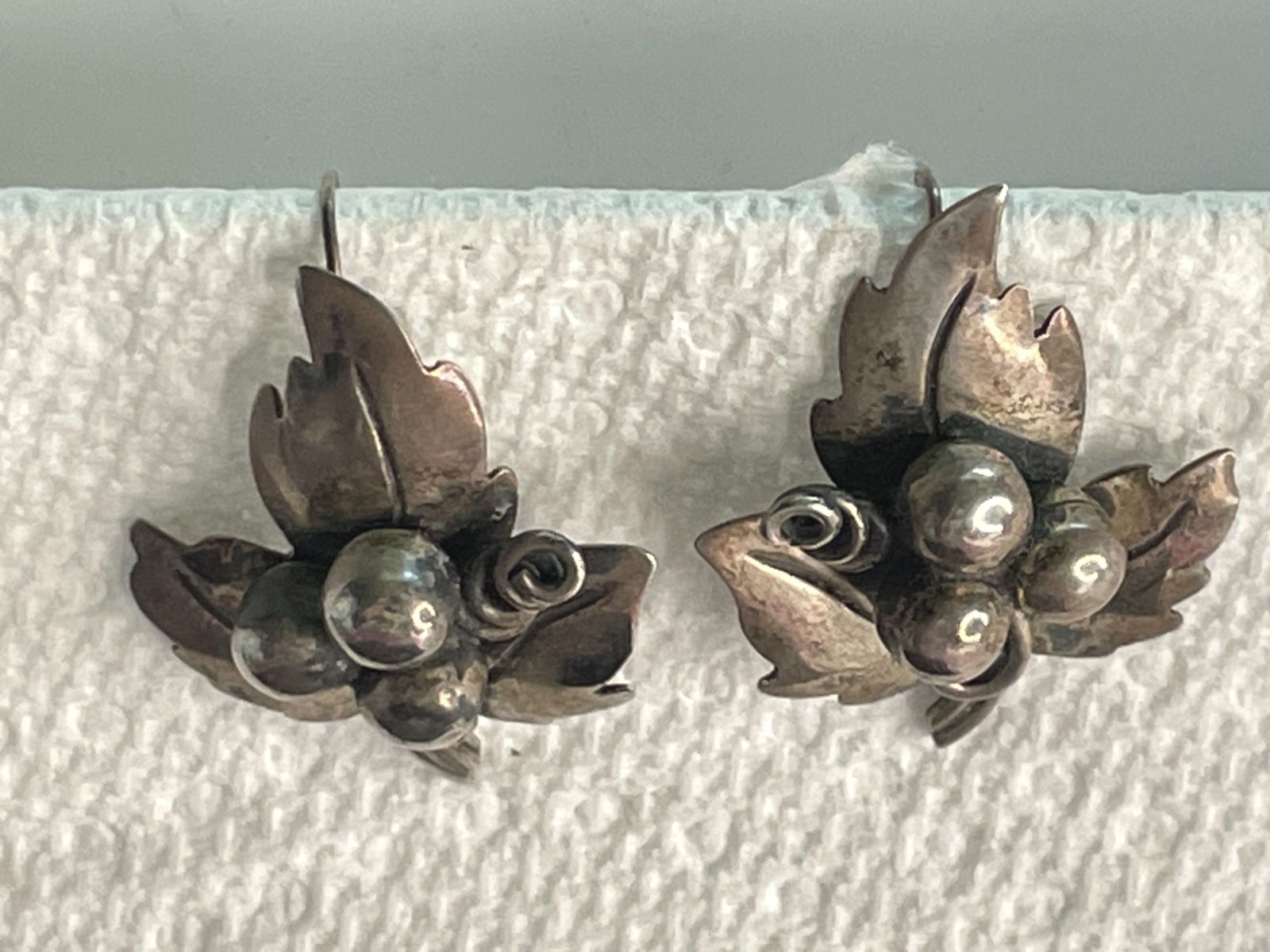 Vintag Erika Hult de Corral Taxco Sterling Silver Grape Leaf Earrings Signed ERE