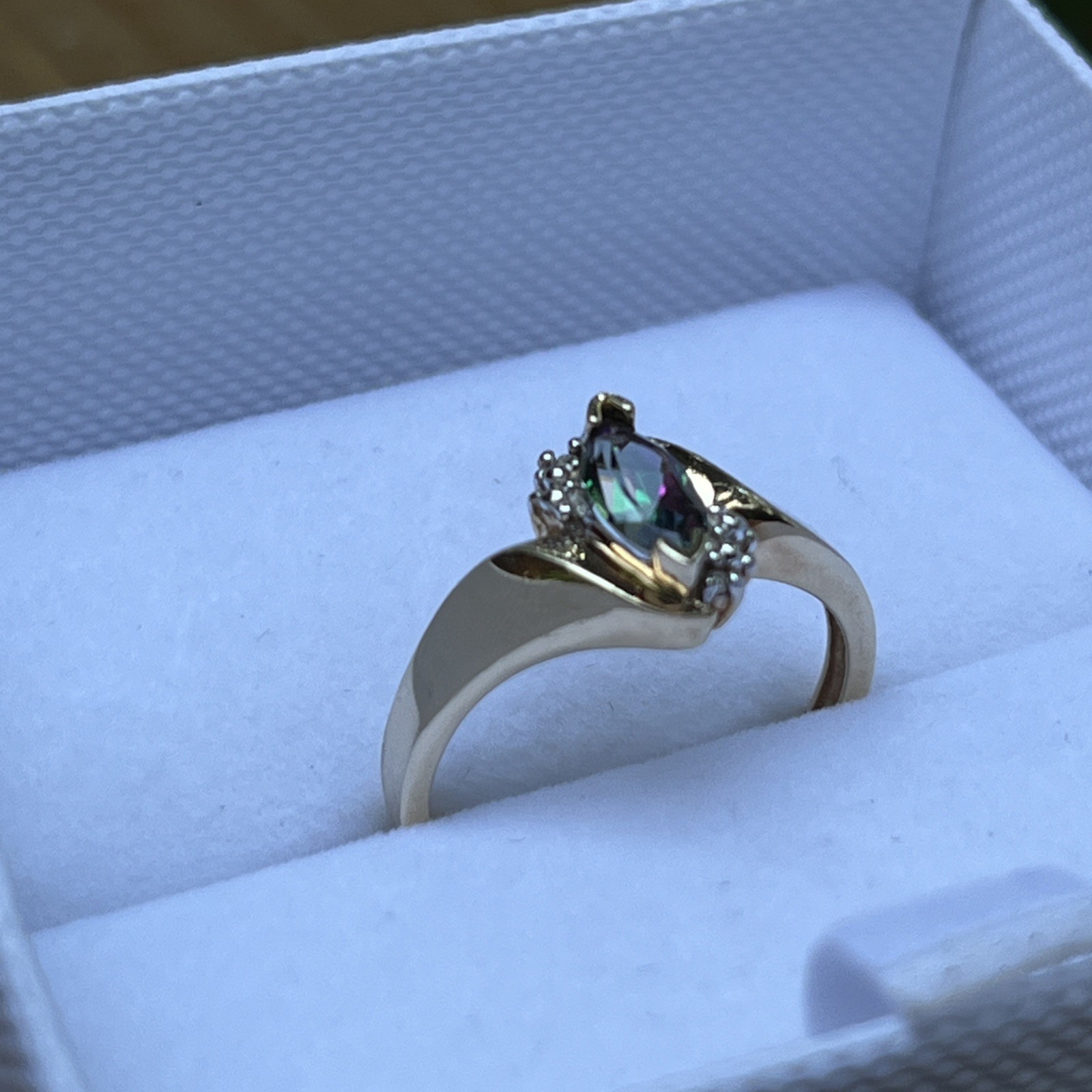 10k Solid Yellow Gold with Mystic Topaz Accent Ring Size 7; 2.4 grams, gorgeous